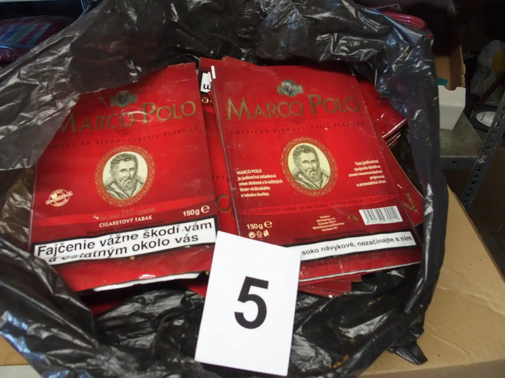 Na snímke obalové materiály obchodných značiek Marco Polo, ktoré zadržali pracovníci Kriminálneho úradu finančnej správy (KÚFS) v Nitre. Finančná správa zadržala v Nitre viac ako 600.000 kusov cigariet a takmer 152 kilogramov spracovaného tabaku. Príslušníci KÚFS zadržali aj jedno motorové vozidlo a 31.331 spotrebiteľských balení cigariet bez kontrolnej známky, finančnú hotovosť vo výške 31.400 eur, obalové materiály obchodných značiek Marco Polo a Holandská tabaková zmes, mobilný telefón a note