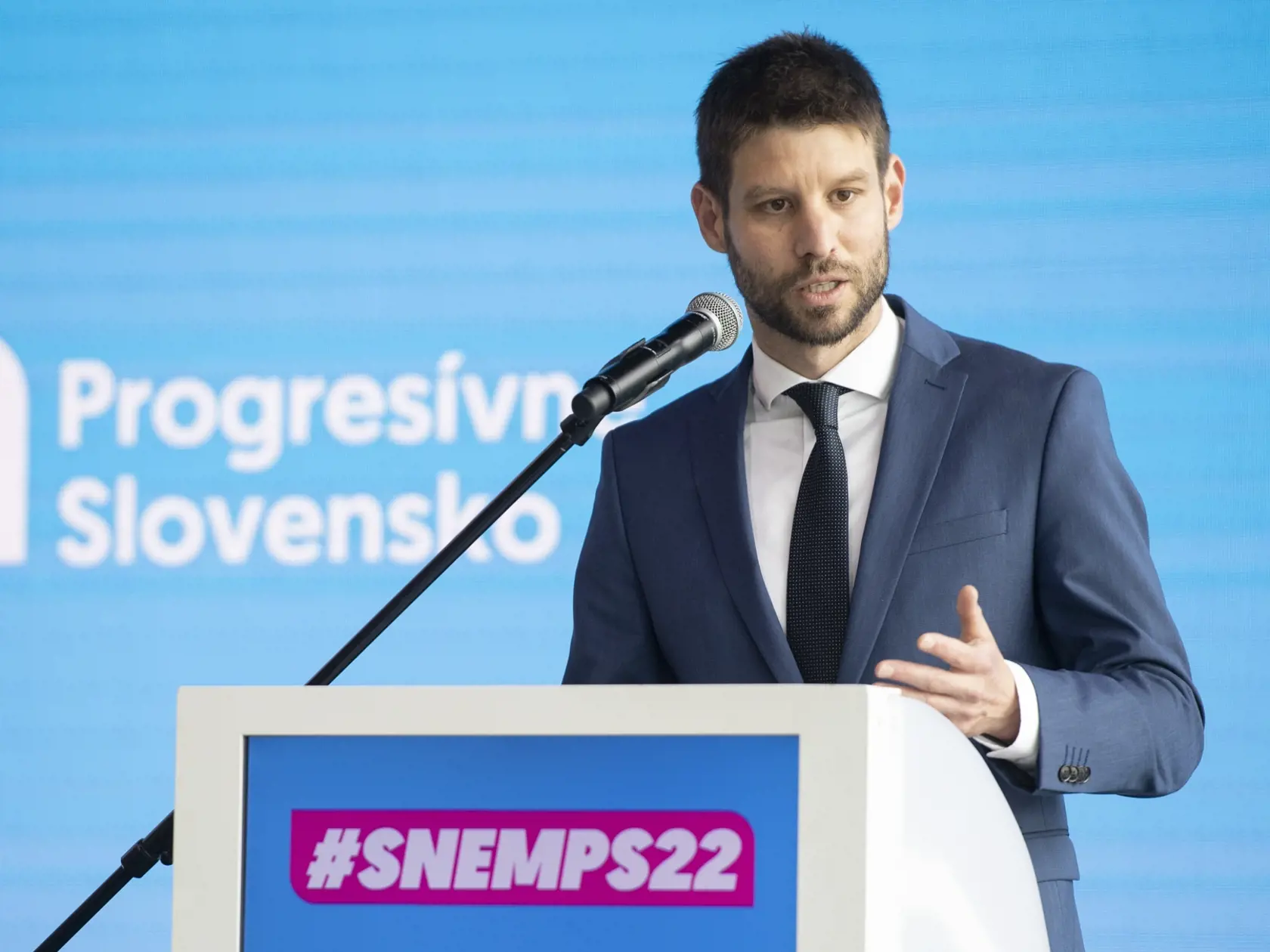 Na snímke podpredseda hnutia Progresívne Slovensko Michal Šimečka hovorí na sneme Progresívne Slovensko 7. mája 2022 v Bratislave. Mimoparlamentné Progresívne Slovensko (PS) bude viesť Michal Šimečka. Delegáti hnutia ho zvolili na sobotňajšom sneme za predsedu PS. Vo funkcii nahradí Irenu Bihariovú. FOTO TASR - Pavel Neubauer