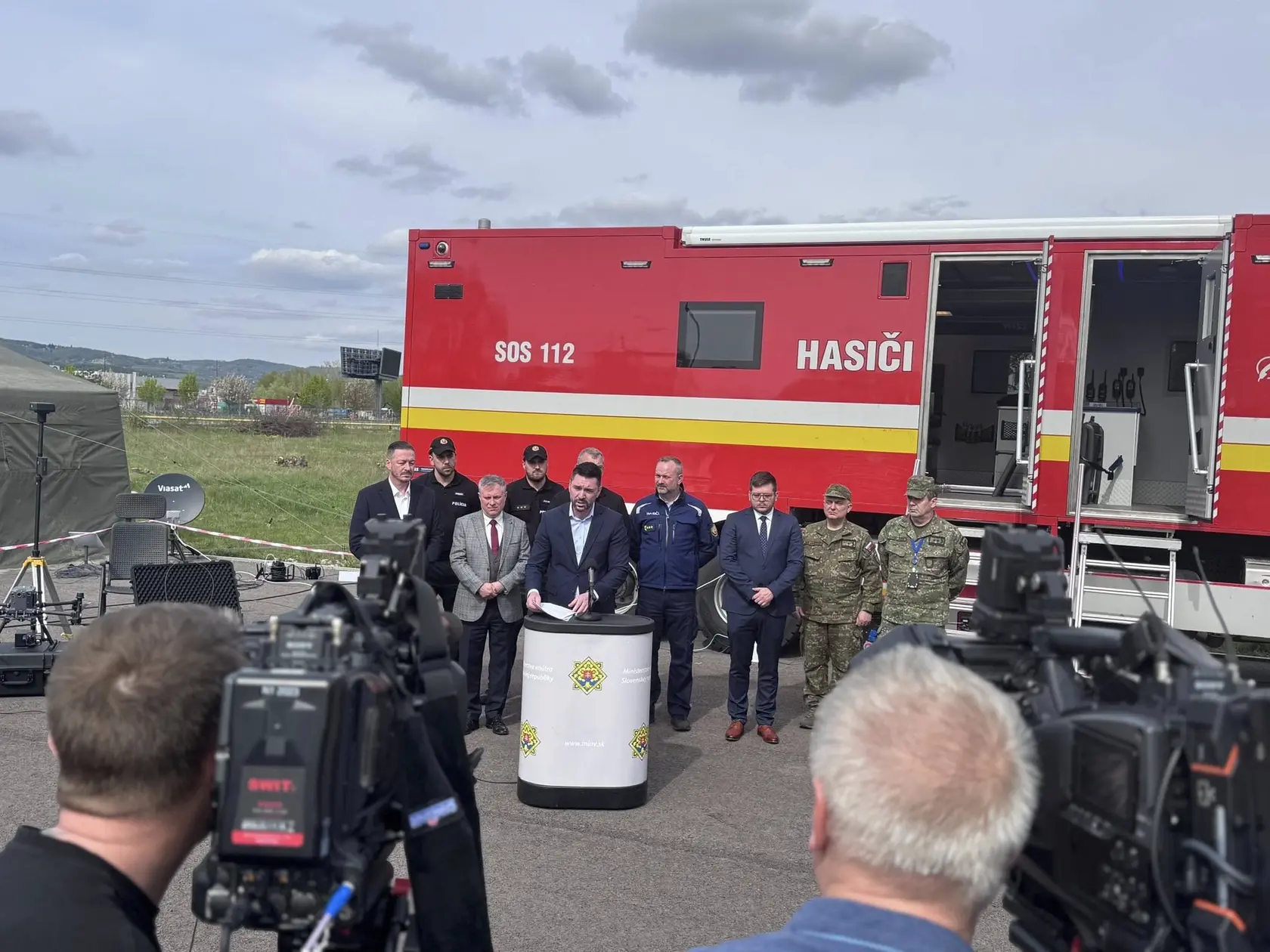 „Vo Vajnoroch sme dnes predstavili spoločné operačno-veliteľské stredisko. Bude slúžiť ako centrálny bod koordinácie všetkých zložiek štátu, ktoré monitorujú situáciu v súvislosti so slintačkou a krívačkou," vyhlásil v pondelok 14. 4. minister pôdohospodárstva Richard Takáčm zo Smeru.