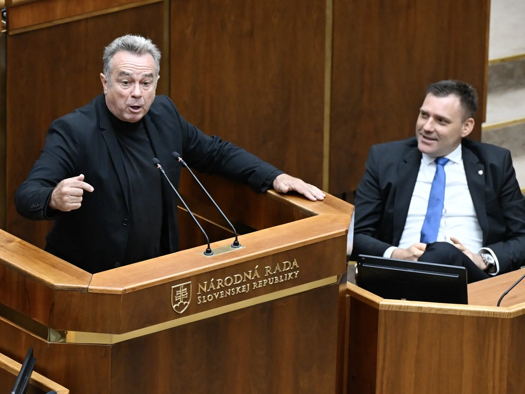 Na snímke zľava opozičný poslanec Jozef Pročko (hnutie Slovensko) a podpredseda vlády a minister životného prostredia SR Tomáš Taraba (nominant SNS) počas 19. schôdze Národnej rady (NR) Slovenskej republiky (SR) v Bratislave v utorok 17. septembra 2024. FOTO TASR - Pavel Neubauer