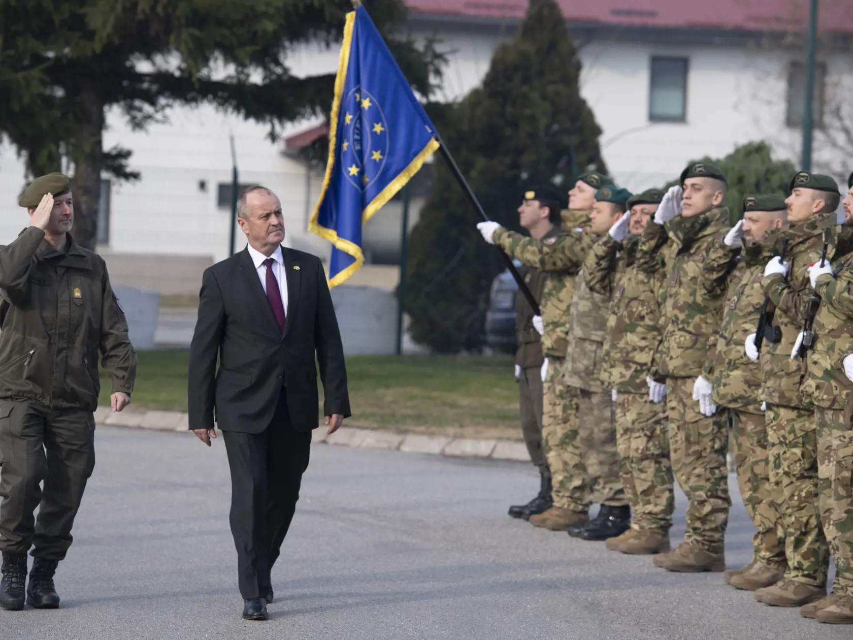 Na snímke vľavo veliteľ operácie EUFOR ALTHEA genmjr. Richard Trischak a vpravo minister obrany SR Peter Gajdoš počas privítania čestnou strážou 13. decembra 2019 na vojenskej základni v Butmire v Bosne a Hercegovine. FOTO TASR - Pavel Neubauer