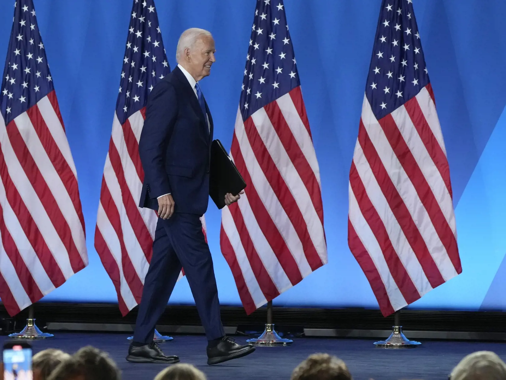 Americký prezident Joe Biden gchádza po tlačovej konferencii na záver trojdňového summitu Severoatlantickej aliancie (NATO) vo Washingtone vo štvrtok 11. júla 2024.
