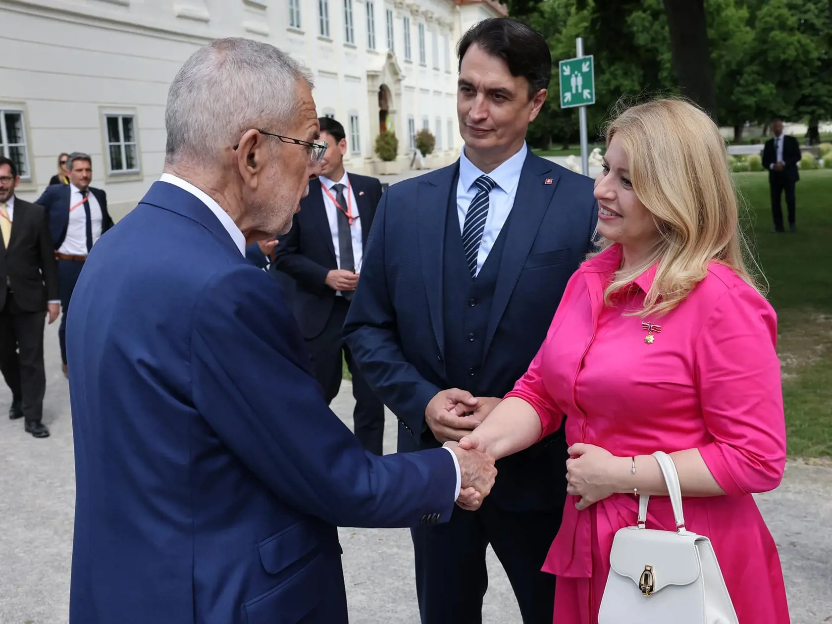 „S Rakúskom a prezidentom Alexandrom Van der Bellenom som sa dnes rozlúčila na zámku Schloss Hof,“ napísala prezidentka Zuzana Čaputová prostredníctvom svojho účtu na sociálnej sieti.