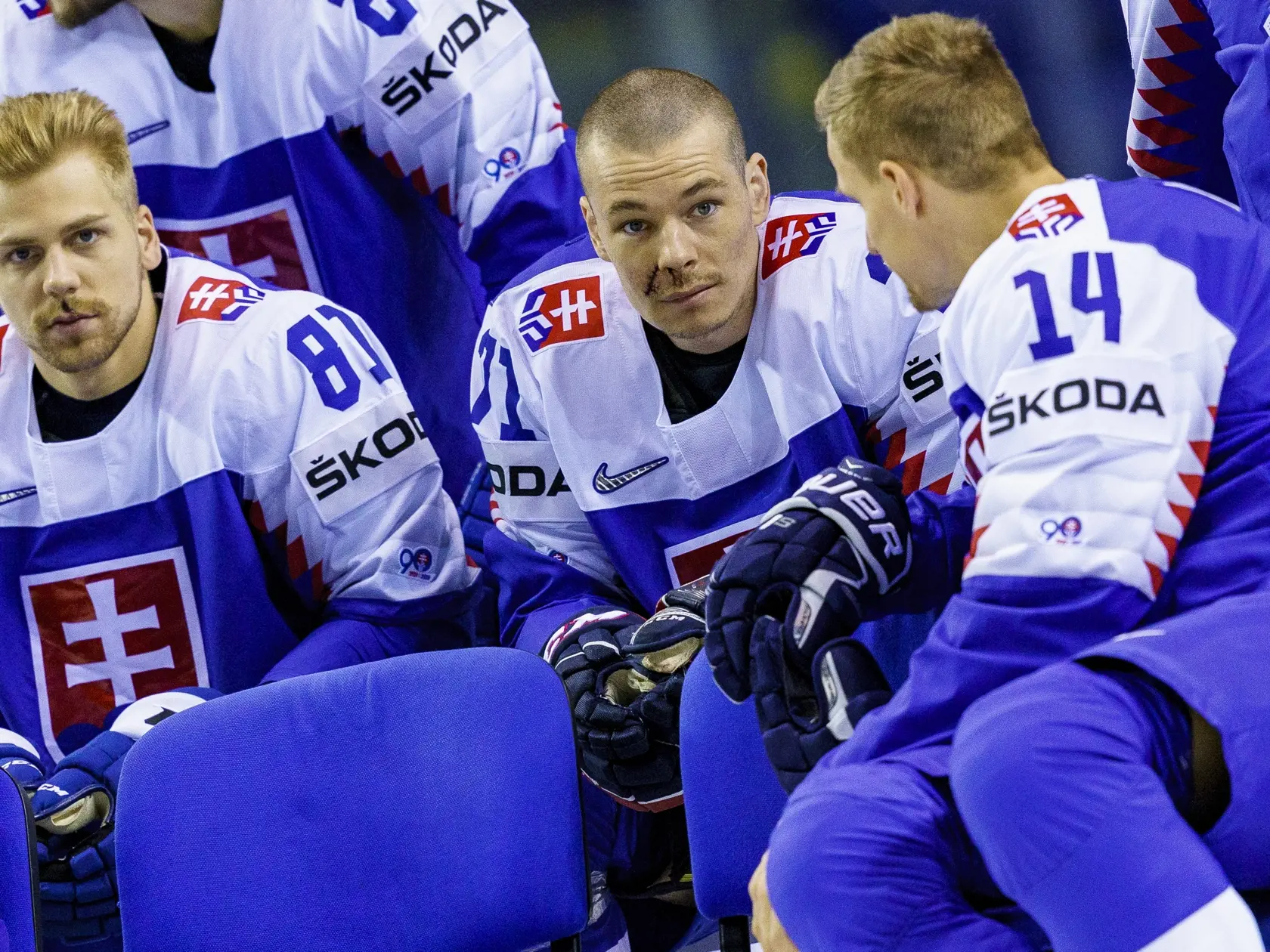 Na snímke Erik Černák, Richard Pánik a Marek Ďaloga počas tímového fotenia Slovenskej reprezentáciee počas Majstrovstiev sveta IIHF 2019.
