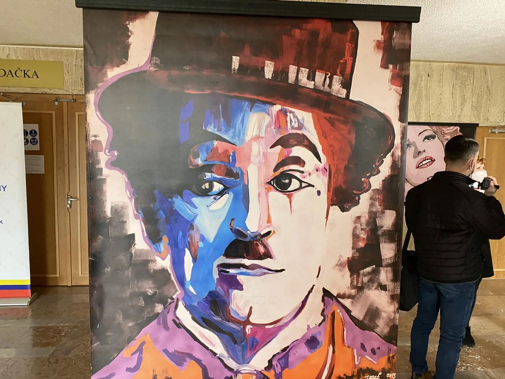 Herec, komik, režisér a producent Charlie Chaplin (88) mal rómskych predkov - narodil sa v rómskom voze pri Birminghame, na mieste nazývané Čierna záplata, kde žila komunita kočových Rómov. Stvárnil filmovú postavu tuláka na základe vlastného vnímania rómskeho života.