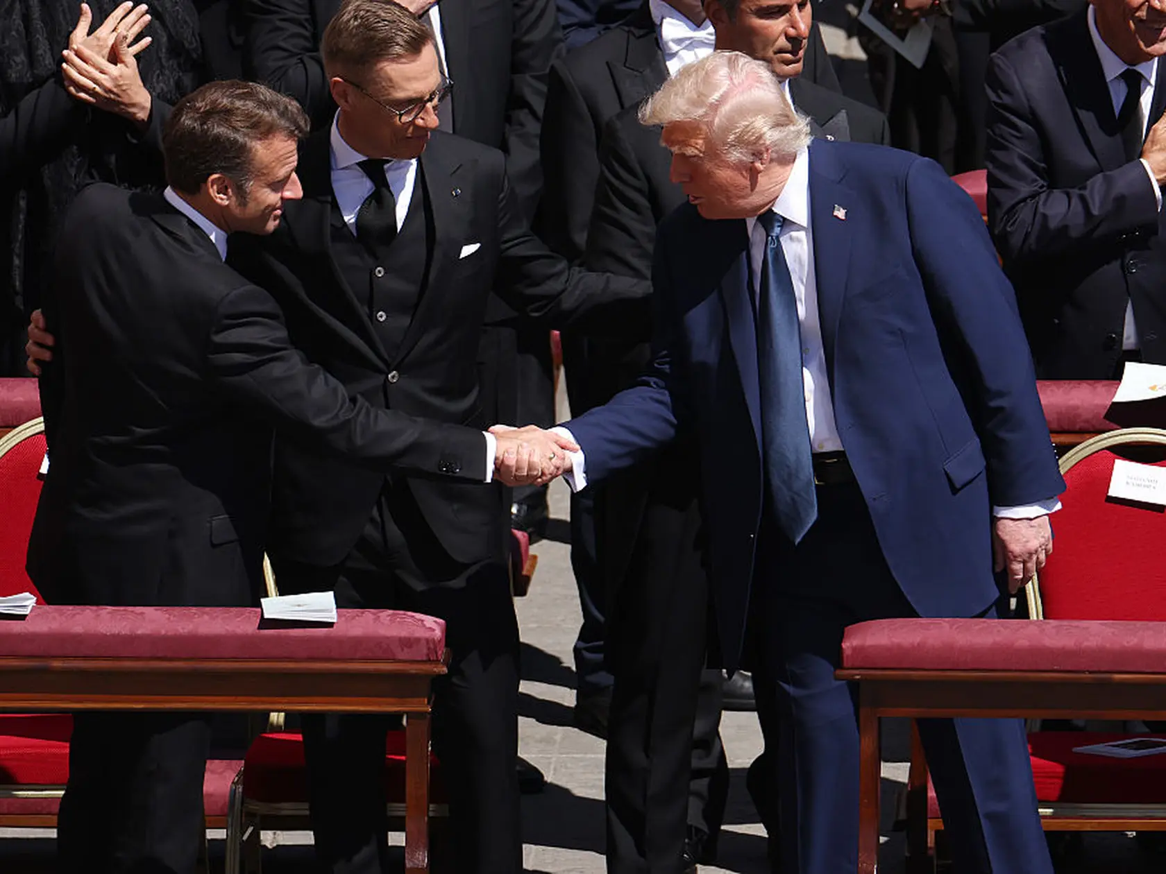 Francúzsky prezident Emmanuel Macron sa zdraví s americkým prezidentom Donaldom Trumpom. 