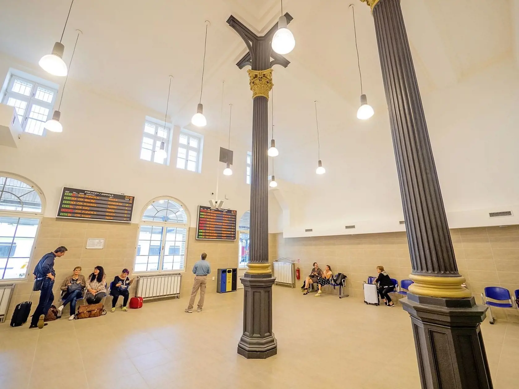 V obrovskej miestnosti je len 20 sedačiek.