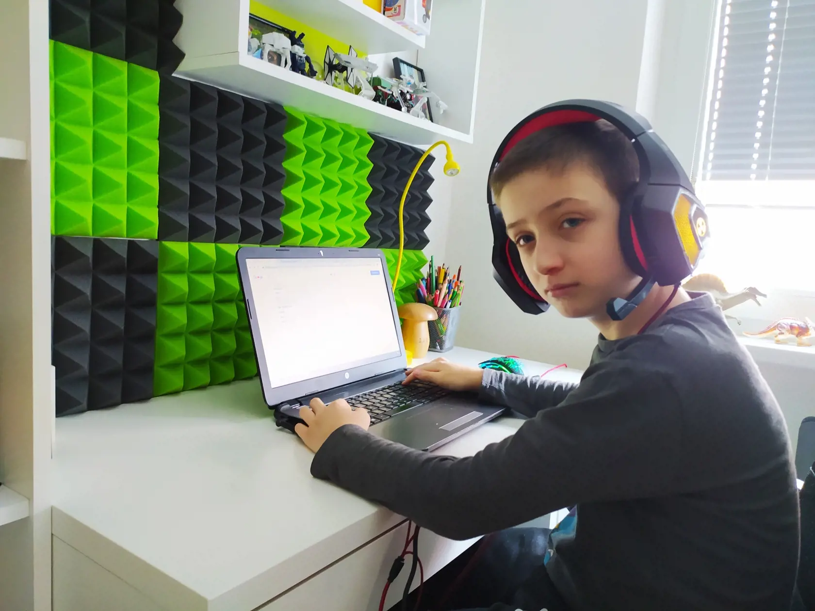Desaťročný Leo sa pripravuje na hodinu informatiky.