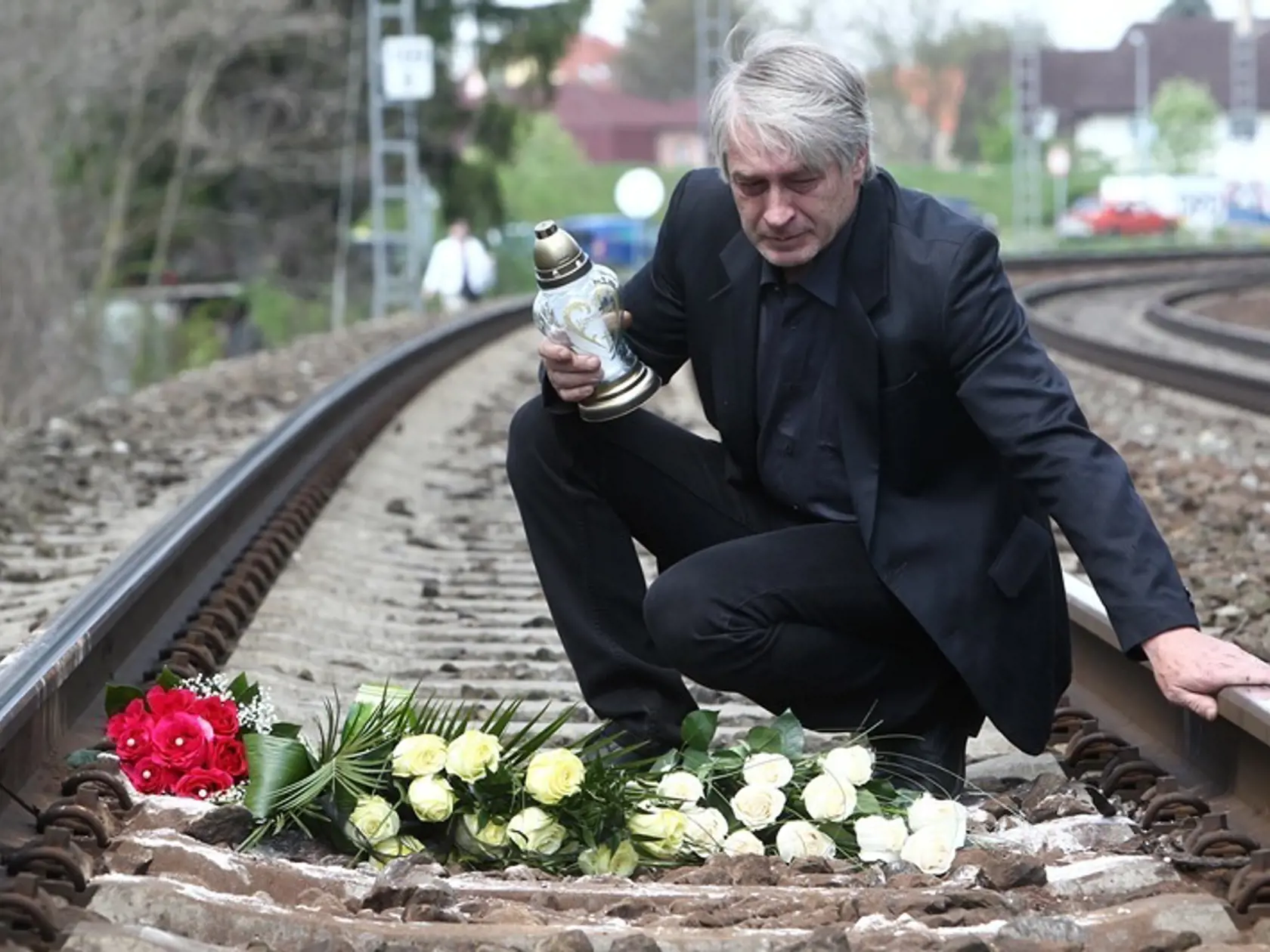 Zronený Rychtář na koľajniciach, kde tragicky zahynula jeho manželka Iveta Bartošová (†48).