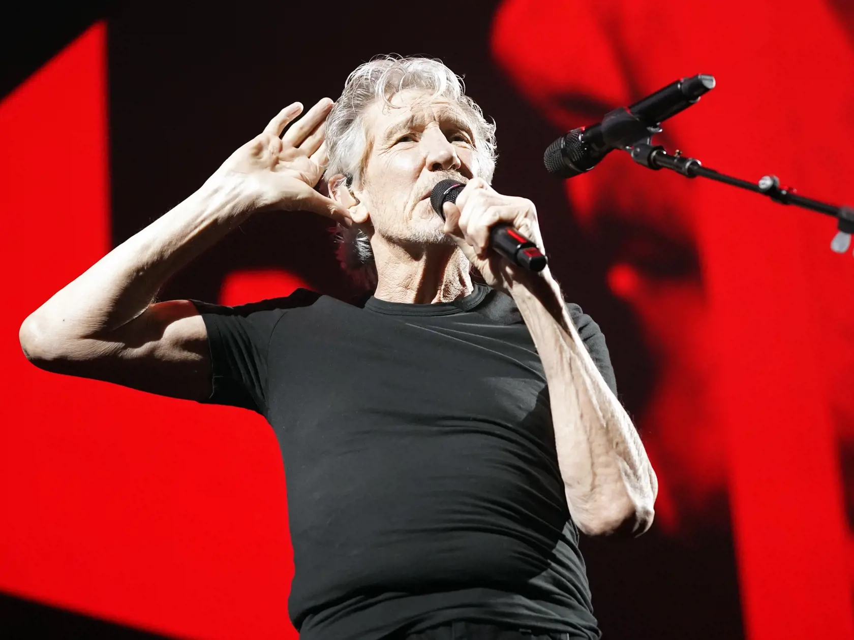 EBE 46 Chicago - Na snímke britský hudobník, basgitarista, skladateľ a spoluzakladateľ skupiny Pink Floyd Roger Waters vystupuje na koncerte v aréne United Center v americkom Chicagu v noci na 27. júla 2022. FOTO TASR/AP


Roger Waters performs at the United Center on Tuesday, July 26, 2022, in Chicago. (Photo by Rob Grabowski/Invision/AP)