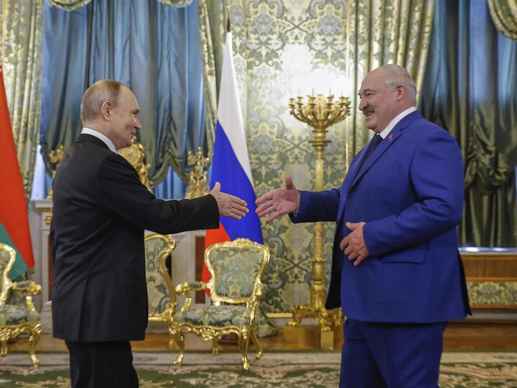 Ruský prezident Vladimir Putin (vľavo) si podáva ruku s bieloruským prezidentom  Alexandrom Lukašenkom počas ich stretnutia v Kremli v Moskve 13. marca 2025.