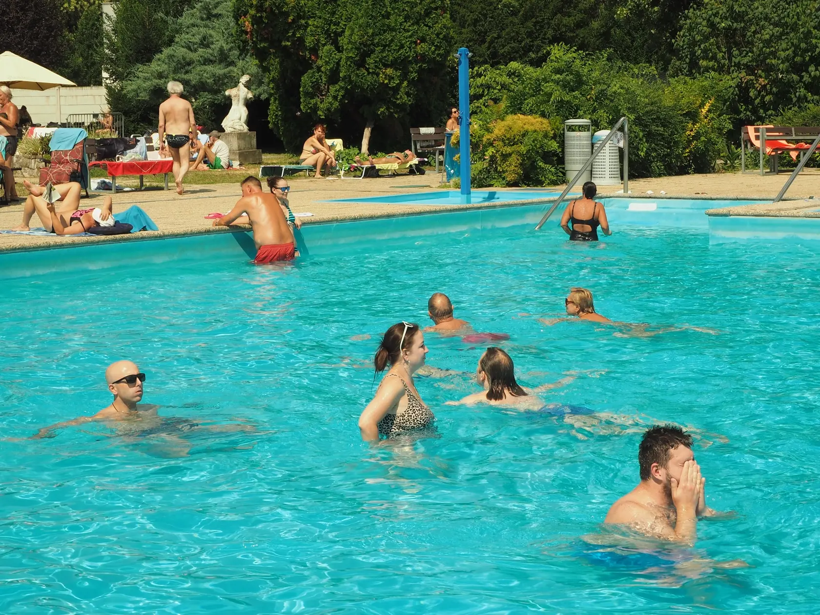 Ľudia sa opaľujú a plávajú v bazéne na kúpalisku Tehelné pole v Bratislave v nedeľu 21. júla 2024. FOTO TASR - Miroslav Košírer