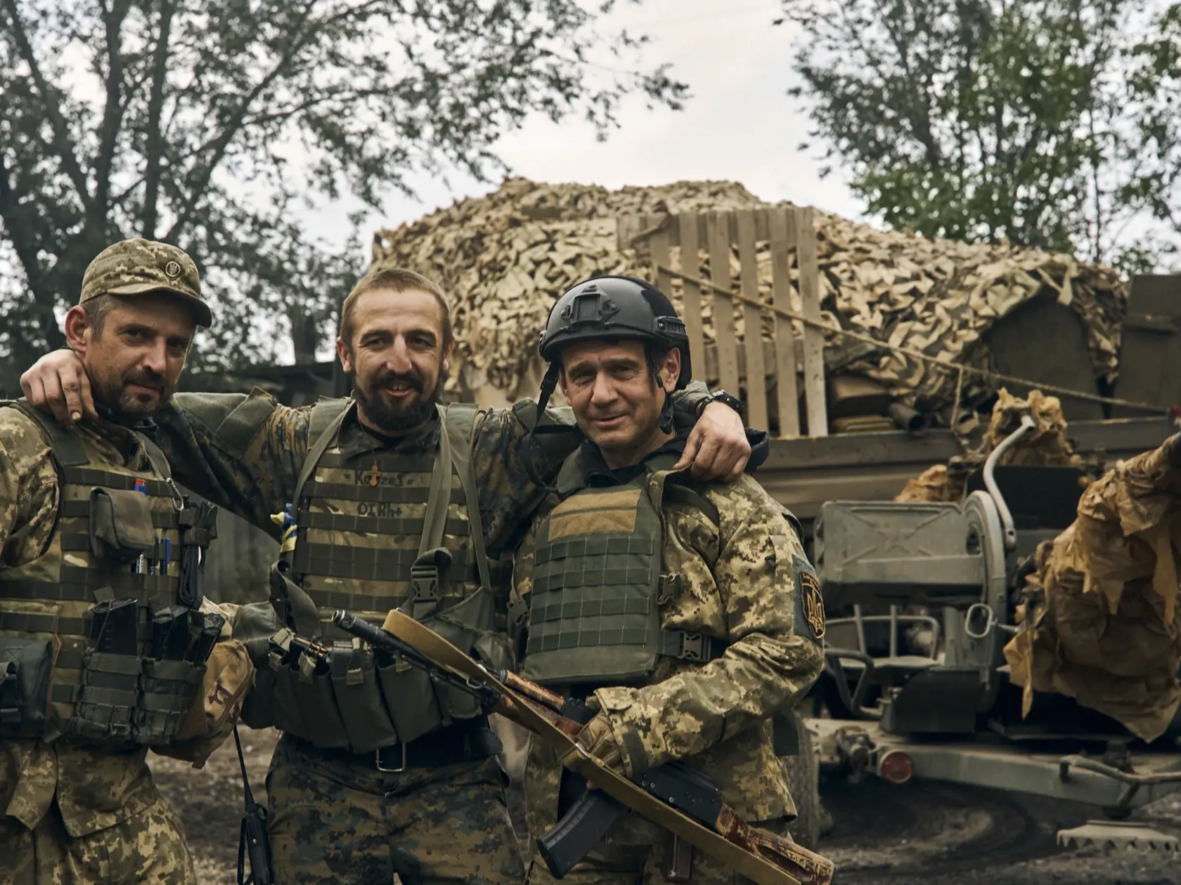 KK18 Izium - Ukrajinskí vojaci pózujú pre fotografiu v ukrajinskom meste Izium v Charkovskej oblasti 13. septembra 2022. Ukrajinský prezident Volodymyr Zelenskyj vo svojom videoposolstve v noci na stredu oznámil, že situácia na 4000 štvorcových kilometroch územia Ukrajiny oslobodeného od ruskej armády je už stabilizovaná. FOTO TASR/AP
Ukrainian soldiers pose for a photo in Izium, Kharkiv region, Ukraine, Tuesday, Sept. 13, 2022. Ukrainian troops piled pressure on retreating Russian forces Tuesda