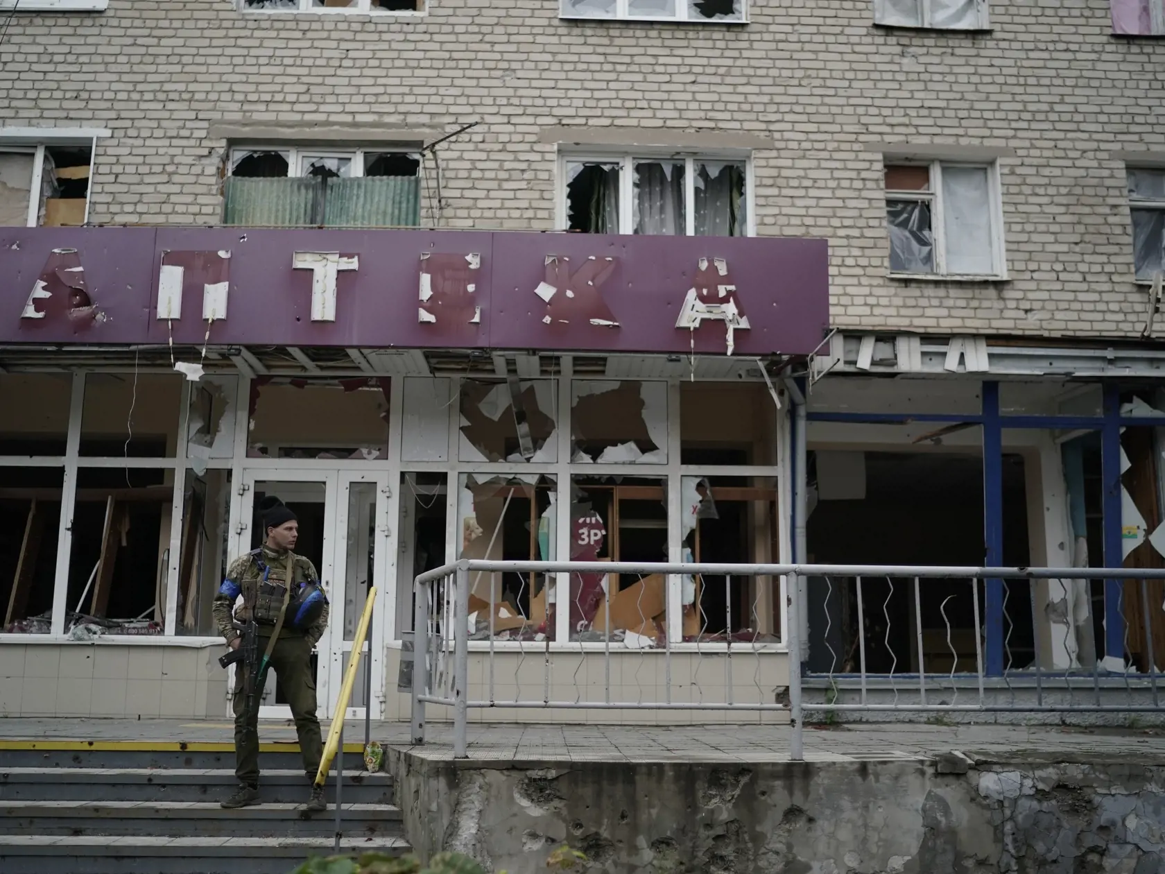 WA 45 Izium - Ukrajinský vojak stojí pred zničenou budovou v meste Izium v Charkovskej oblasti na východe Ukrajiny, ktoré ukrajinské sily nedávno oslobodili spod ruskej okupácie v stredu 14. septembra 2022. FOTO TASR/AP 


An Ukrainian serviceman stands in front of a damaged building in the recaptured area of Izium, Ukraine, Wednesday, Sept. 14, 2022. (AP Photo/Leo Correa)