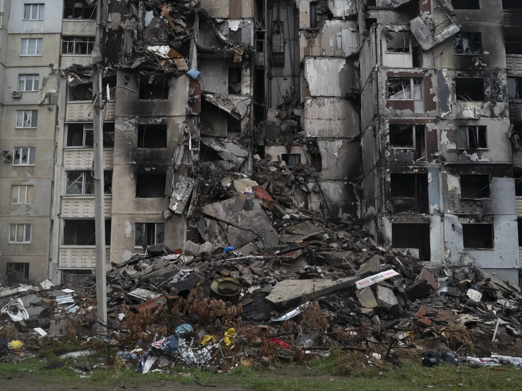 WA 13 Charkov - Zničený obytný dom v štvrti Saltivka v meste Charkov počas 204. dňa ruskej invázie na Ukrajinu vo štvrtok 15. septembra 2022. FOTO TASR/AP

An apartment building heavily damaged by Russian attacks on previous months is seen at Saltivka neighborhood in Kharkiv, Ukraine, Thursday, Sept. 15, 2022. (AP Photo/Leo Correa)