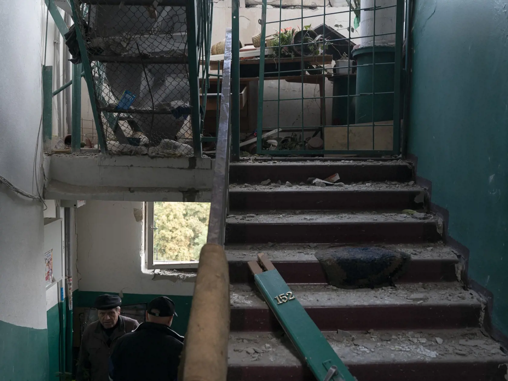KK1 Charkov - Ľudia kráčajú po schodoch obytného domu, ktorý bol poškodený po ruskom útoku v Charkove na Ukrajine 21. septembra 2022. FOTO TASR/AP
People walk on the stairs of a residential building that was damaged after a Russian attack in Kharkiv, Ukraine, Wednesday, Sept. 21, 2022. (AP Photo/Leo Correa)