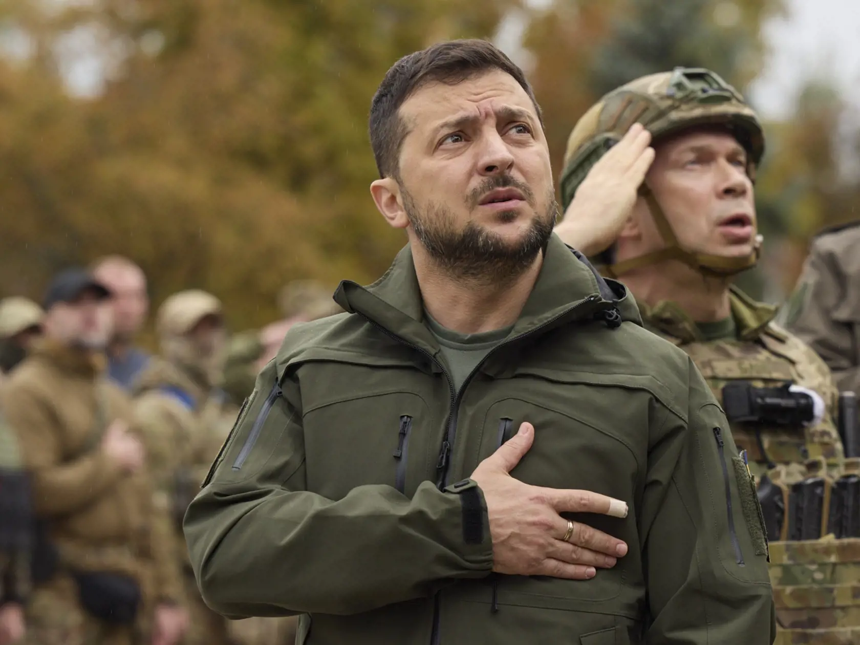 WA 25 Izium - Ukrajinský prezident Volodymyr Zelenskyj spieva hymnu počas návštevy mesta Izium v Charkovskej oblasti na východe Ukrajiny, ktoré ukrajinské sily nedávno oslobodili spod ruskej okupácie v stredu 14. septembra 2022. FOTO TASR/AP 


In this photo provided by the Ukrainian Presidential Press Office, Ukrainian President Volodymyr Zelenskyy, center, sings the Ukrainian national anthem during his visit to the city of Izium, Kharkiv region, Ukraine, Wednesday, Sept. 14, 2022. (Ukrainian P