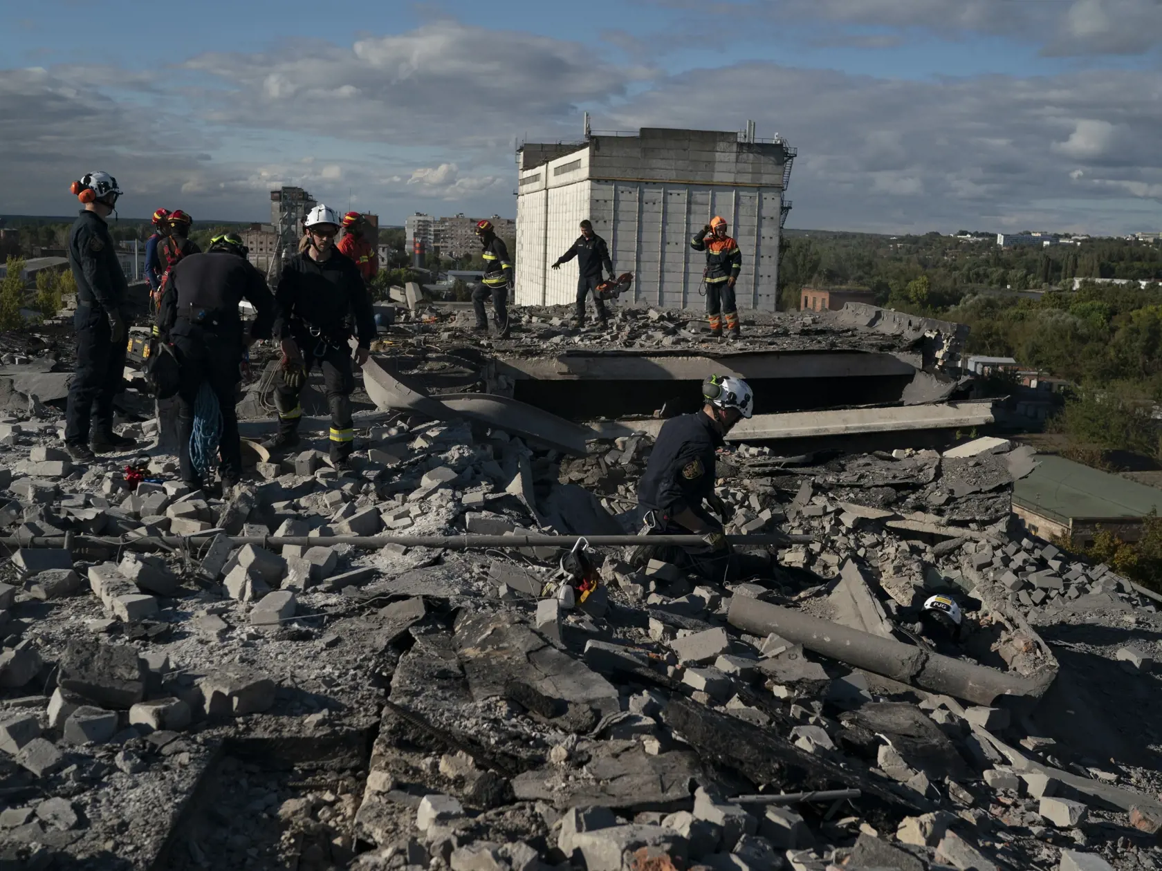KK30 Charkov - Záchranári pracujú na odstraňovaní trosiek a nestabilných konštrukcií, ktoré by mohli spadnúť na streche obytného domu, ktorý bol poškodený po ruskom útoku v Charkove 21. septembra 2022. FOTO TASR/AP
Members of the rescue service work to clean the debris and unstable structures that could fall, on the roof of a residential building that was damaged after a Russian attack in Kharkiv, Ukraine, Wednesday, Sept. 21, 2022. (AP Photo/Leo Correa)