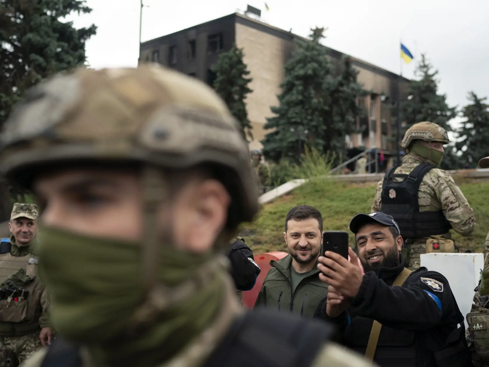 WA 50 Izium - Ukrajinský prezident Volodymyr Zelenskyj (uprostred) sa fotí s policajtom počas návštevy mesta Izium v Charkovskej oblasti na východe Ukrajiny, ktoré ukrajinské sily nedávno oslobodili spod ruskej okupácie v stredu 14. septembra 2022. FOTO TASR/AP 


Ukrainian President Volodymyr Zelenskyy poses for a selfie with a police officer after attending a national flag-raising ceremony in the freed Izium, Ukraine, Wednesday, Sept. 14, 2022. Zelenskyy visited the recently liberated city on 