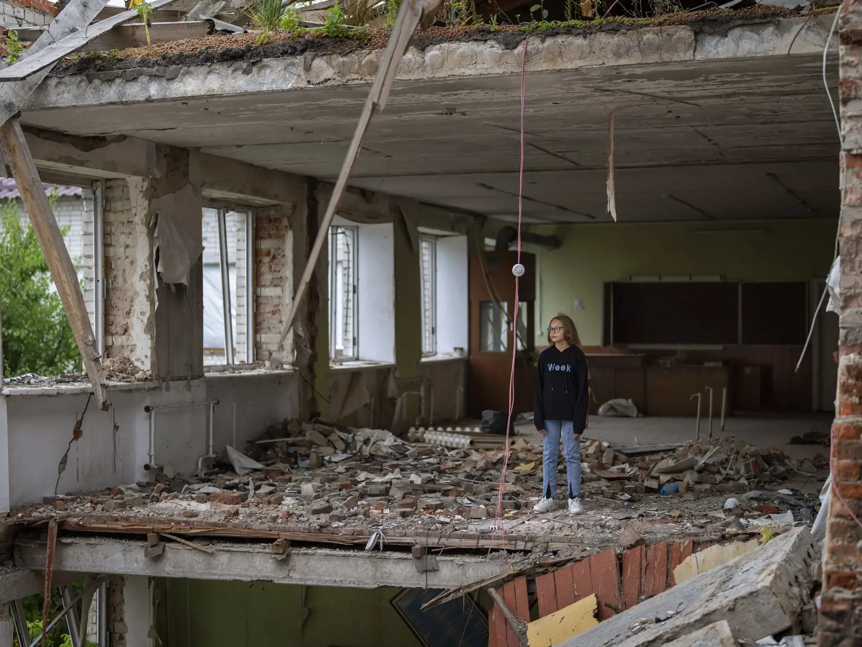 WA 53 Černihiv - Dvanásťročná Anna stojí presne na mieste, kde mala lavicu v  škole zničenej po marcovom ruskom bombardovaní v ukrajinskom meste Černihiv v utorok 30. augusta 2022.  "Som veľmi smutná. Nemôžem uveriť, že sa to stalo mojej škole, " vyhlásila Anna. Do triedy, ktorú žiaci naposledy videli 24. februára - na začiatku ruskej invázie - sa vrátila v utorok skupina detí, aby skontrolovala stav svojej zbombardovanej školy. FOTO TASR/AP

 


Anna Skiban, 12, stands in the rubble of her form