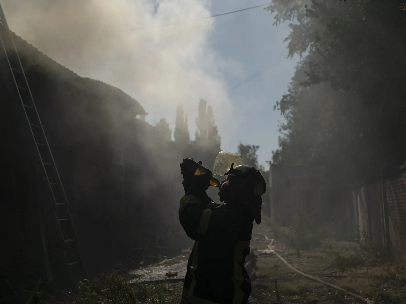 WA 23 Sloviansk - Hasič pije vodu počas hasenia požiaru po útoku ruskej armády v meste Sloviansk na východe Ukrajiny v pondelok 29. augusta 2022. FOTO TASR/AP

 
A firefighter takes a break to drink water as he works to extinguish a fire after a Russian attack that heavily damaged a building in Sloviansk, eastern Ukraine, Monday, Aug. 29, 2022. (AP Photo/Leo Correa)