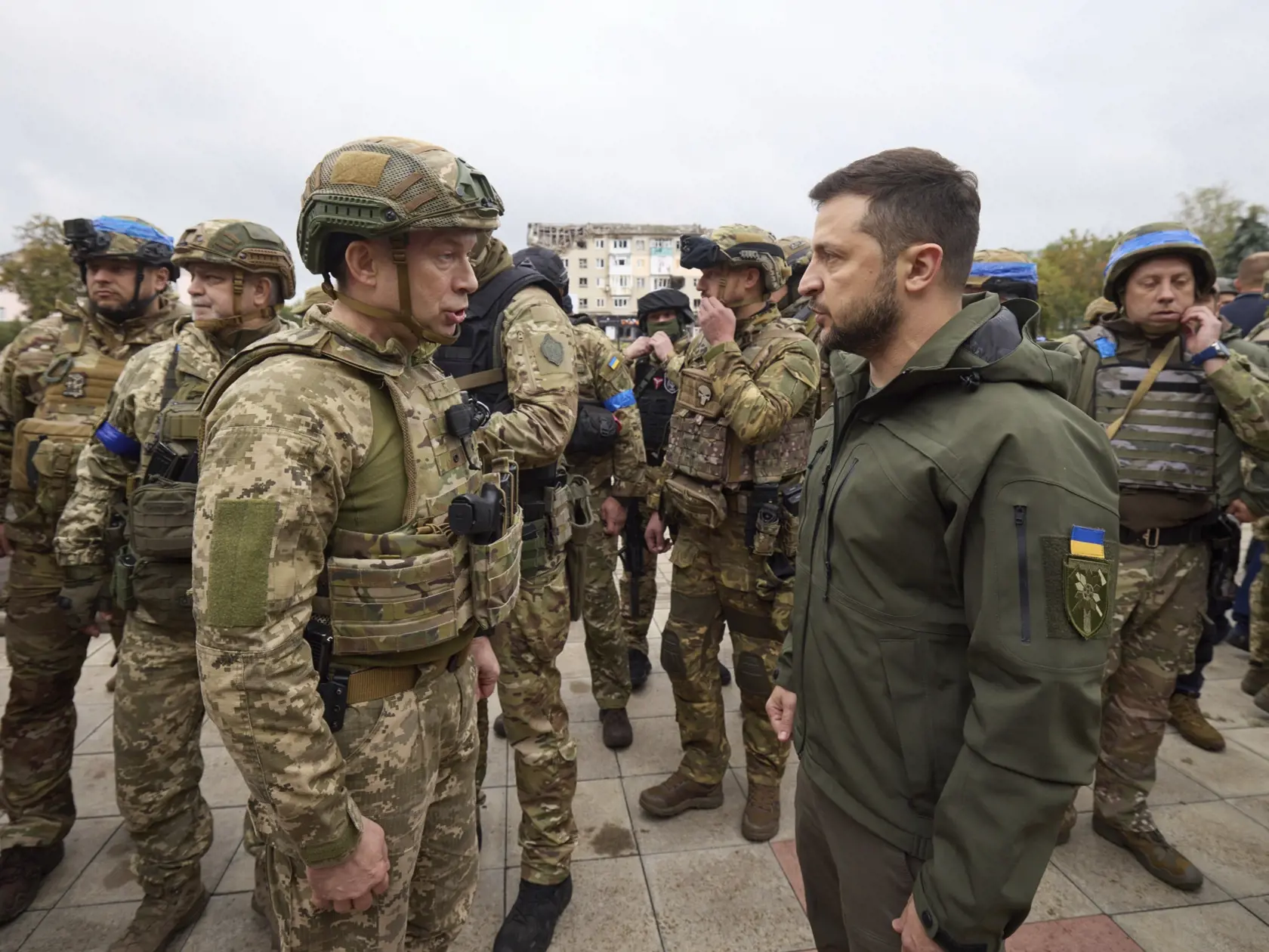 WA 27 Izium - Ukrajinský prezident Volodymyr Zelenskyj (vpravo) počúva hlásenie generála Oleksandra Syrského počas návštevy mesta Izium v Charkovskej oblasti na východe Ukrajiny, ktoré ukrajinské sily nedávno oslobodili spod ruskej okupácie v stredu 14. septembra 2022. FOTO TASR/AP 


In this photo provided by the Ukrainian Presidential Press Office, Ukrainian President Volodymyr Zelenskyy, right, listens to Gen. Oleksandr Syrskyi's report during his visit in Izium, Kharkiv region, Ukraine, Wedn