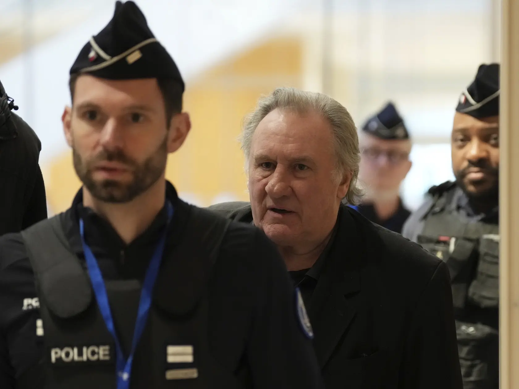 JB 22 Paríž - Francúzsky herec Gerard Depardieu (vpravo) odchádza na prestávku na súde v Paríži 26. marca 2025, kde sa v pondelok začal súdny proces s hercom obvineným zo sexuálneho napadnutia dvoch žien počas nakrúcania filmu Zelené okenice v roku 2021. Súd proces v októbri odročil pre hercov zdravotný stav. FOTO TASR/AP

French actor Gerard Depardieu leaves for a break during his trial for the alleged sexual assaults of two women on a film set in 2021, Wednesday, March 26, 2025 in Paris. (AP Photo/Aurelien Morissard)