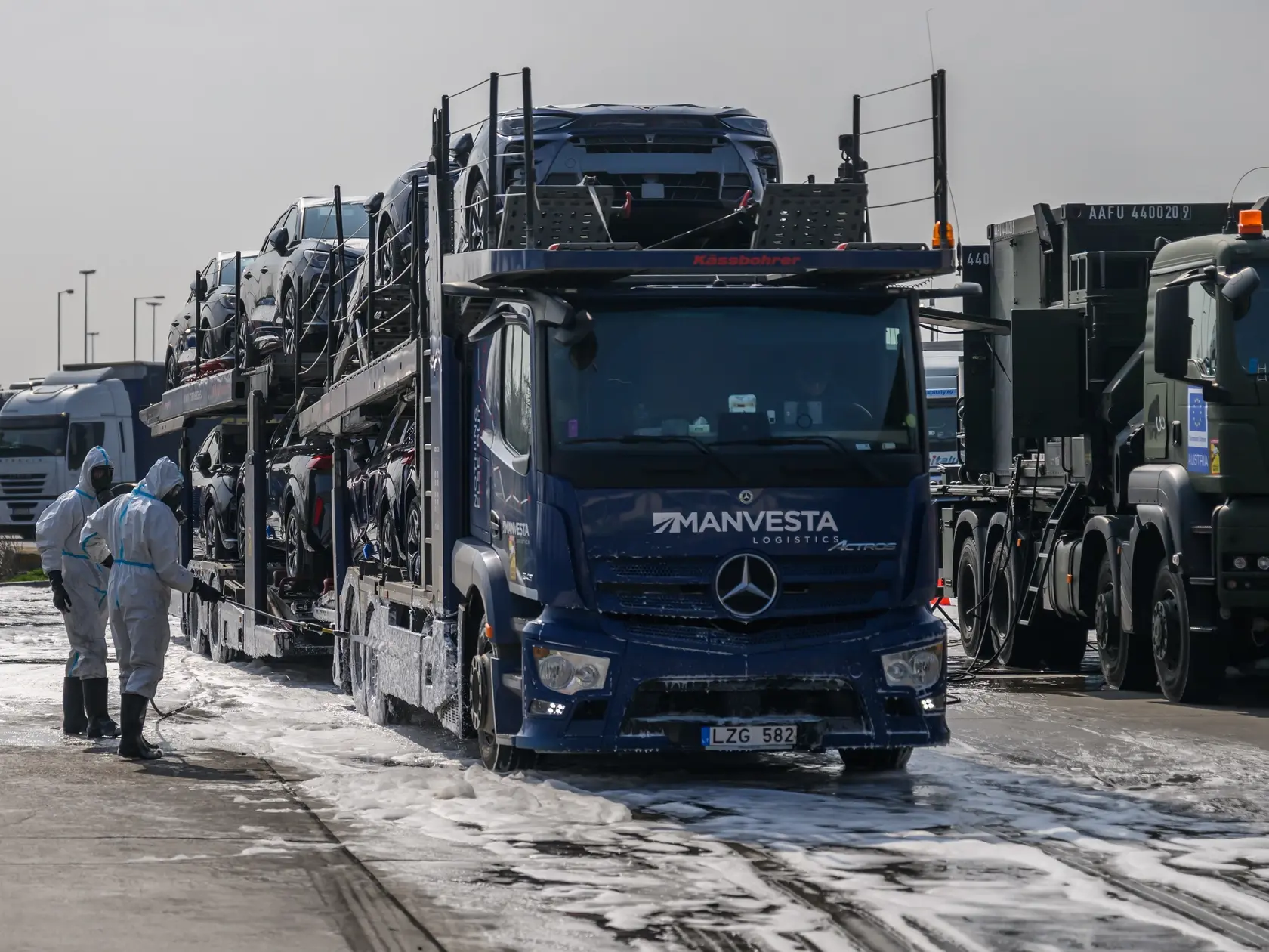 Rakúsky tím dezinfikuje nákladné vozidlá prichádzajúce na Slovensko z Maďarska na hraničnom priechode Rusovce - Rajka.