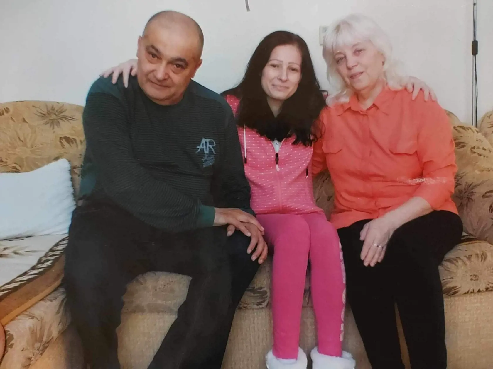 Sympatická Janka žije v sociálnom byte so svojími rodičmi Ivanou (66) a Zoltánom (67), o ktorých sa stará.