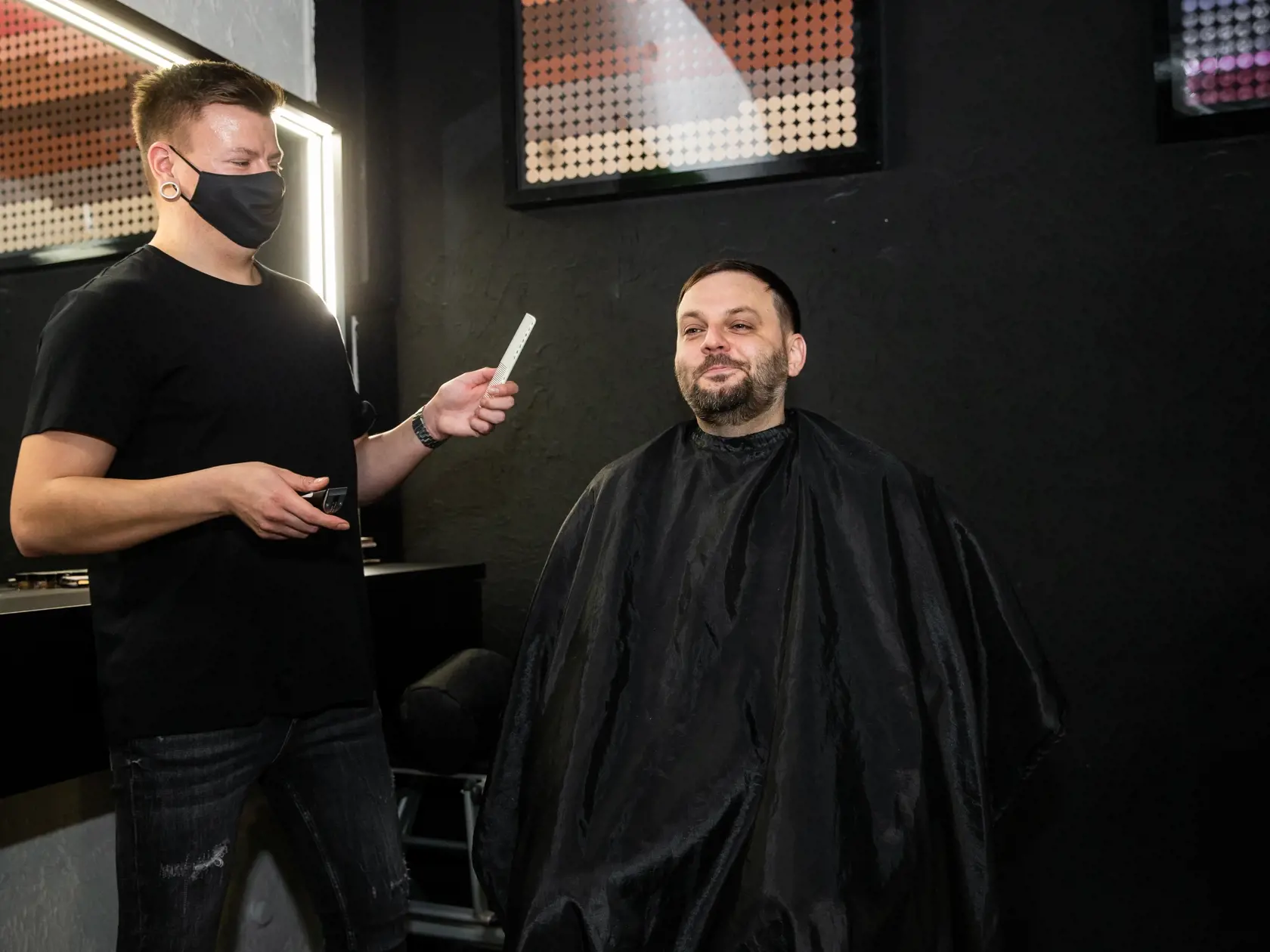 Milan „Junior“ Zimnýkoval u kaderníka v Bratislave.