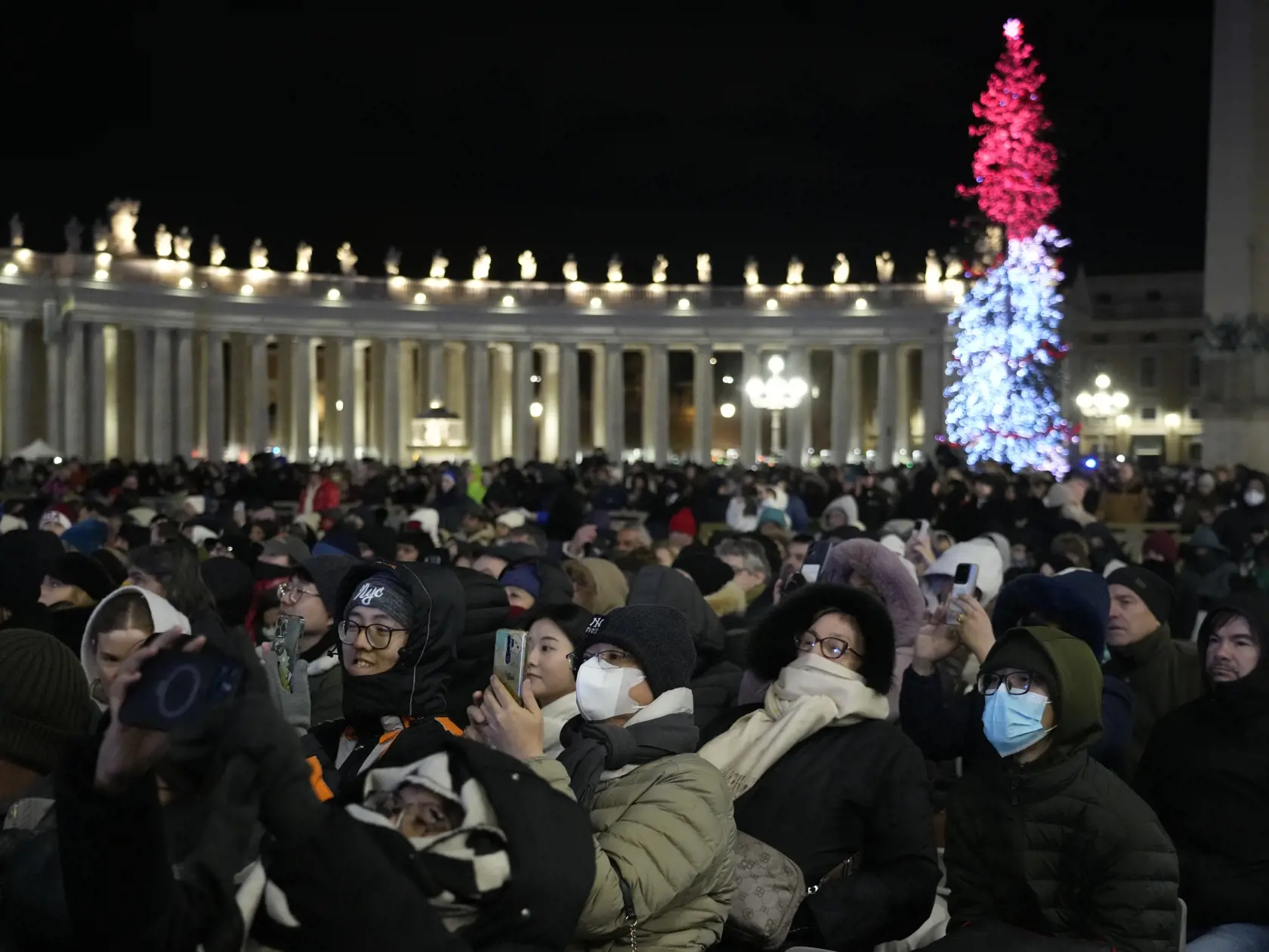 WA 54 Vatikán - Veriaci čakajú na Námestí sv. Petra vo Vatikáne, kedy pápež František otvorí Svätú bránu Baziliky svätého Petra vo Vatikáne v utorok 24. decembra 2024. Otvorením Svätej brány sa oficiálne začne Svätý rok 2025, ktorý potrvá od 24. decembra do 6. januára 2026. FOTO TASR/AP 

Faithful and pilgrims wait in St. Peter's Square for the opening of the holy door of St. Peter's Basilica at The Vatican, Tuesday, Dec. 24, 2024, marking the start of the Catholic jubiliar year 2025. (AP Photo/Gregorio Borgia)