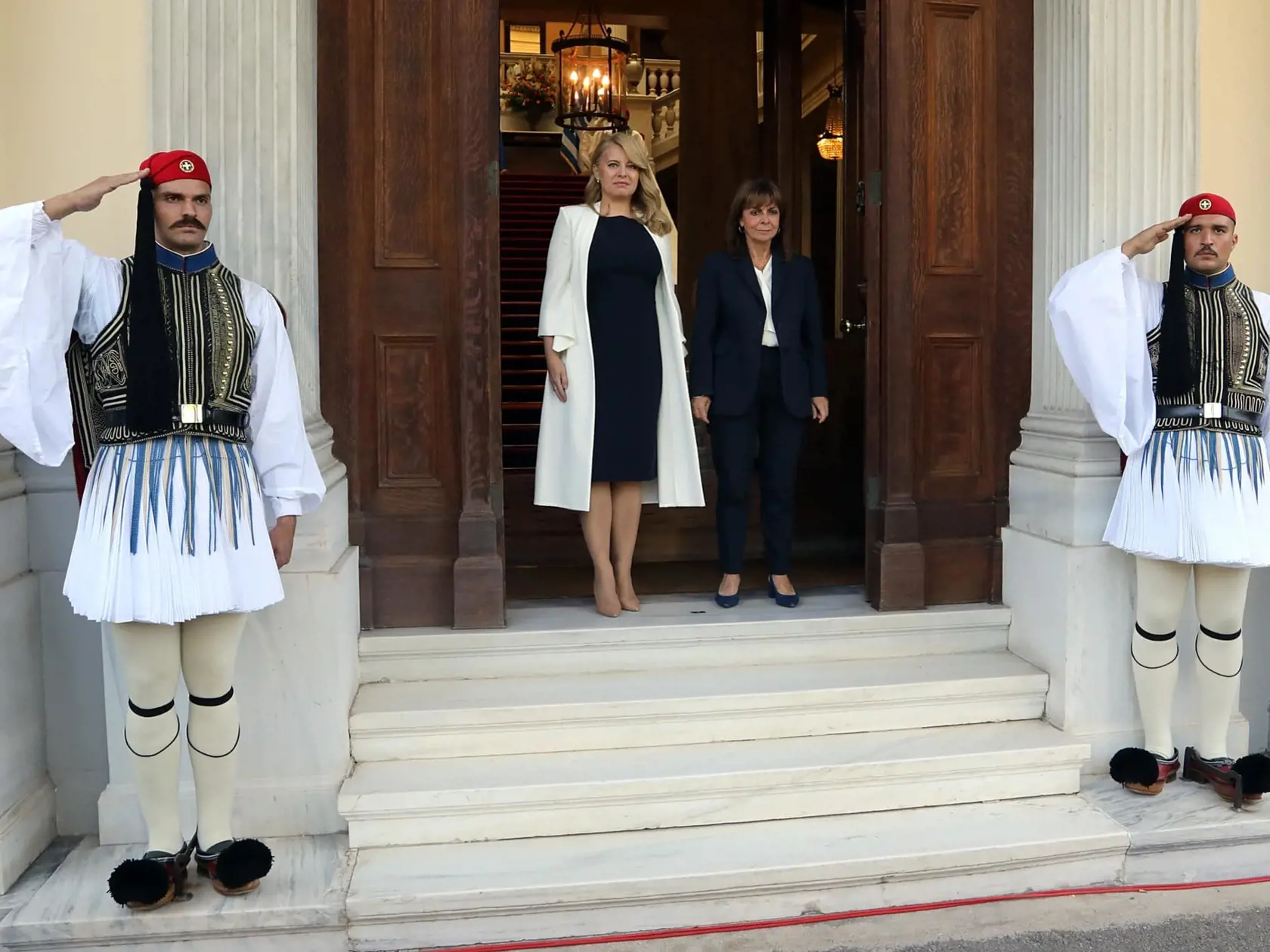 V gréckej metropole Zuzana Čaputová predviedla úplne nový imidž, na ktorý ju možno inšpirovala módna a štýlová ikona Jacqueline Onassisová.