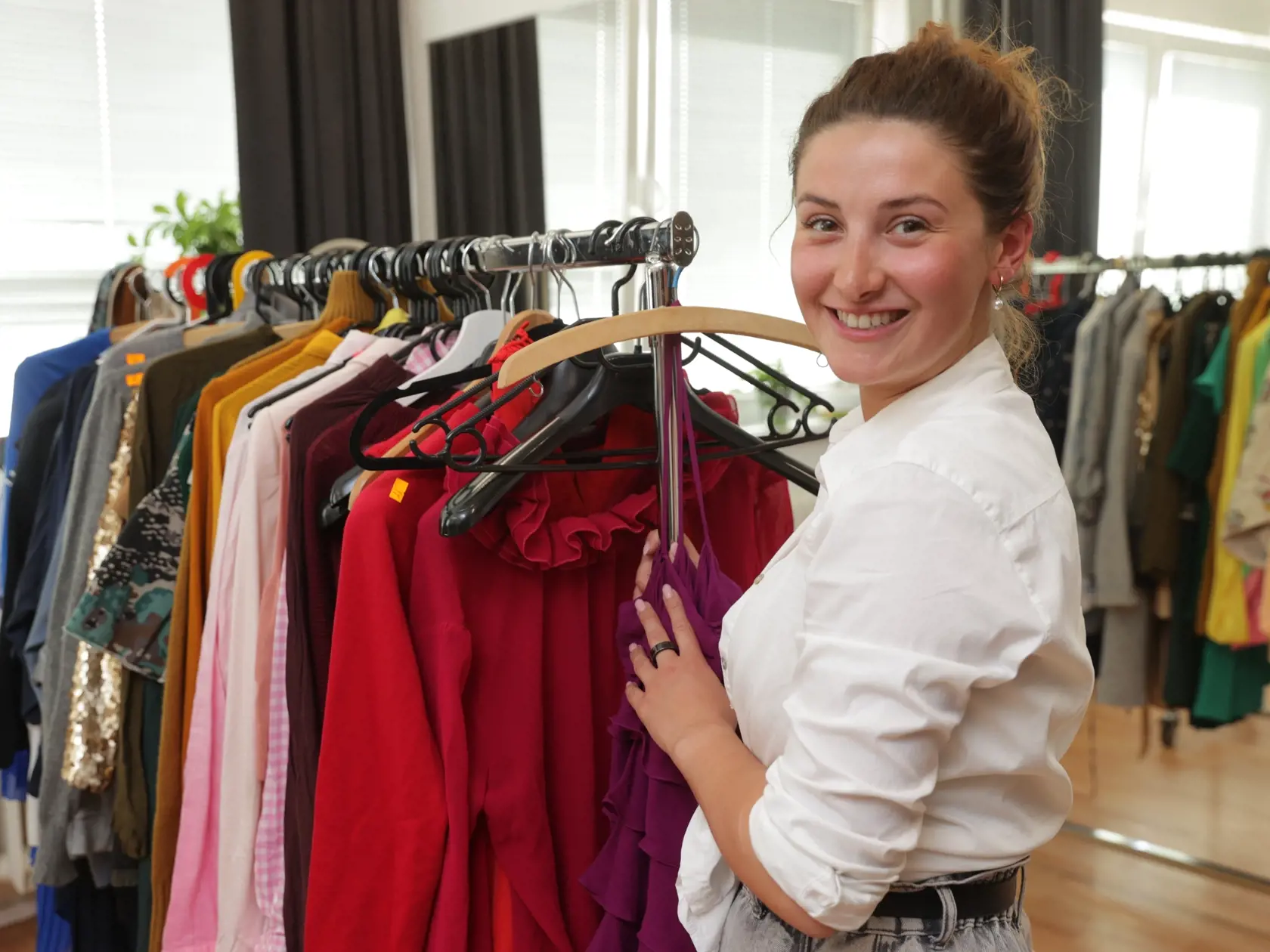 Kristína Malachovská na otvorení jej nového joga štúdia. Otvorenie spojila s bazárom jej oblečenia. Niečím prispela aj jej mama Iveta.