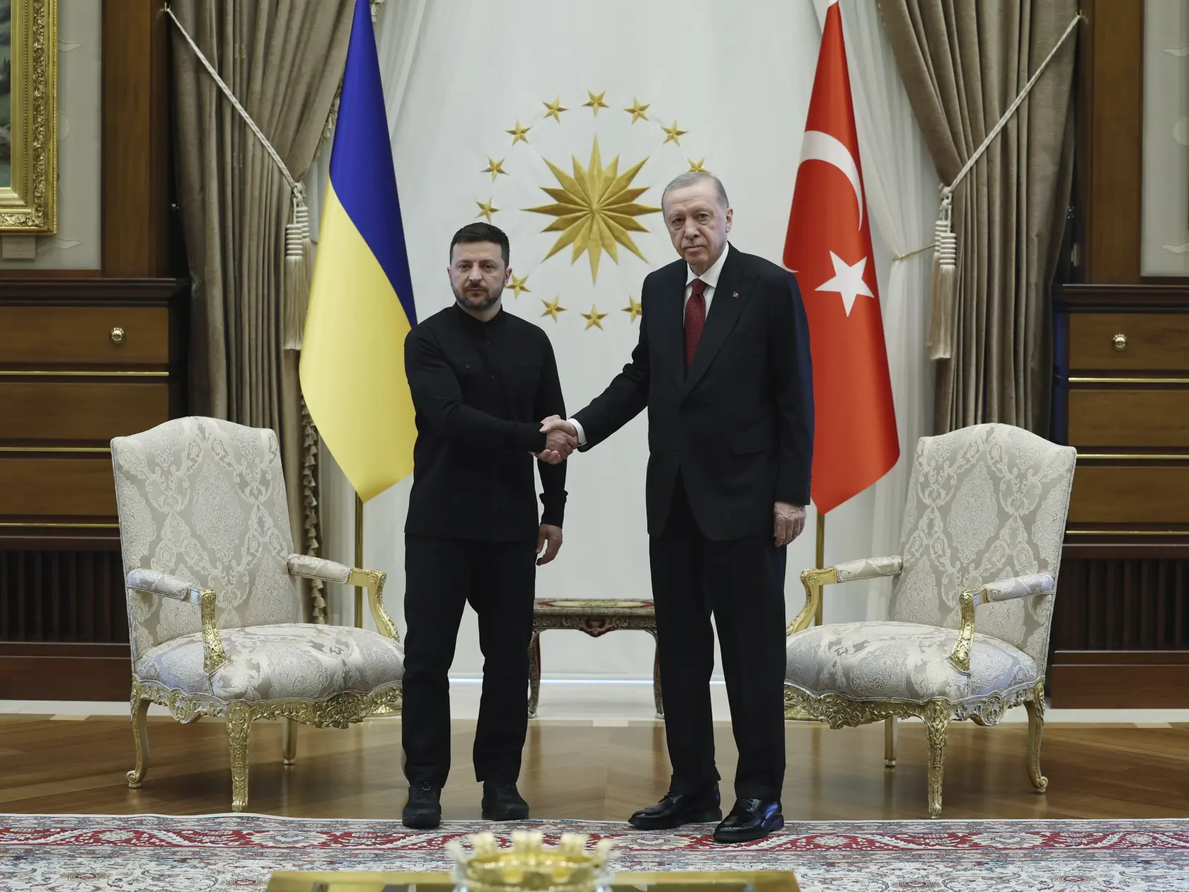 Na snímke ukrajinský prezident Volodymyr Zelenskyj (vľavo) a turecký prezident Recep Tayyip Erdogan si podávajú ruky počas stretnutia v tureckej Ankare 15. mája 2025.