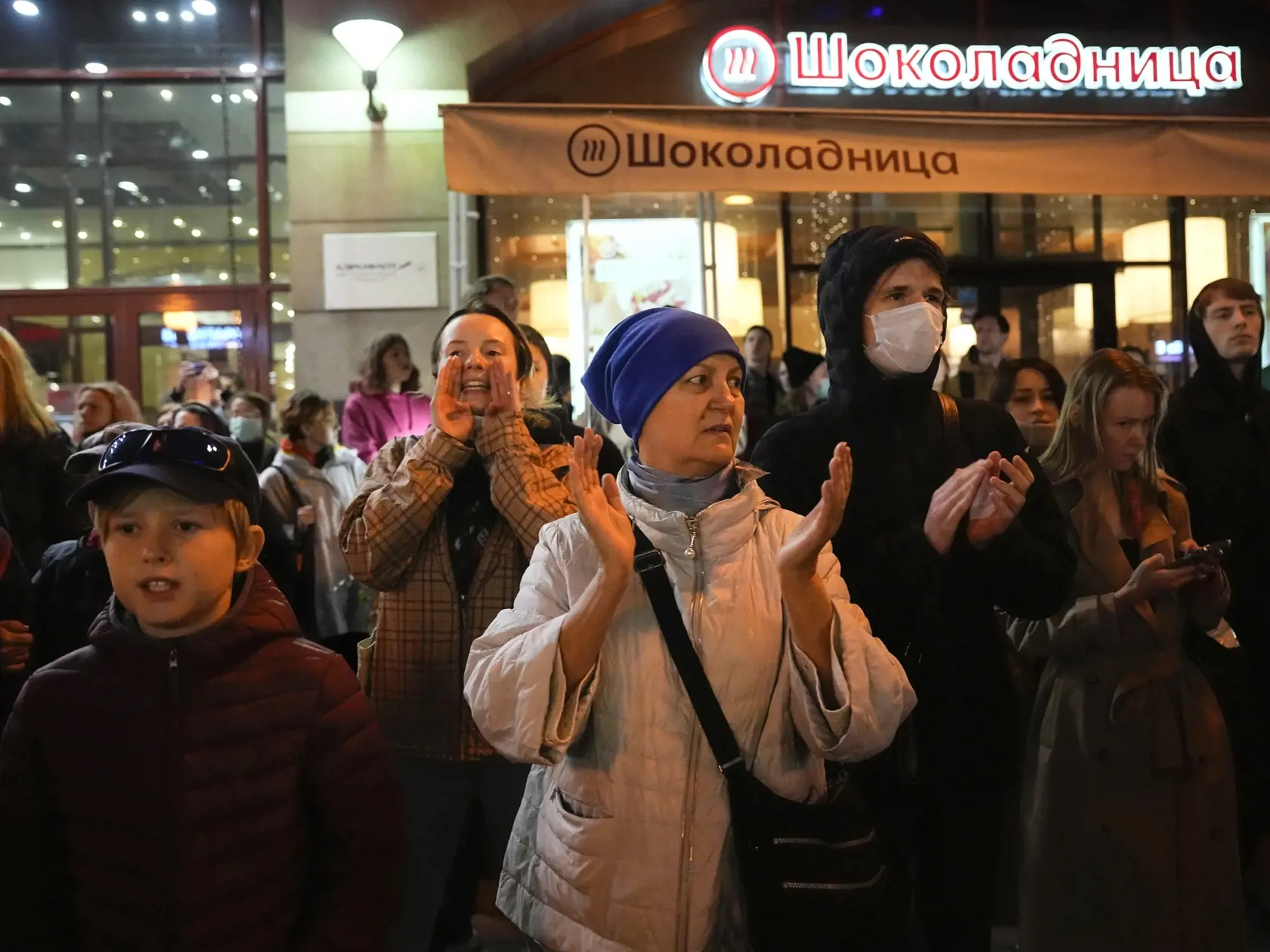 KK45 Moskva - Ľudia tlieskajú demonštrantom počas protestu proti mobilizácii 21. septembra 2022 v Moskve. Viac než 650 demonštrantov už zatkli v 30 mestách v Rusku na protestoch proti čiastočnej mobilizácii, ktorú v stredu vo svojom prejave oznámil prezident Vladimir Putin. FOTO TASR/AP
People support demonstrators during a protest against mobilization in Moscow, Russia, Wednesday, Sept. 21, 2022. Russian President Vladimir Putin has ordered a partial mobilization of reservists in Russia, effect