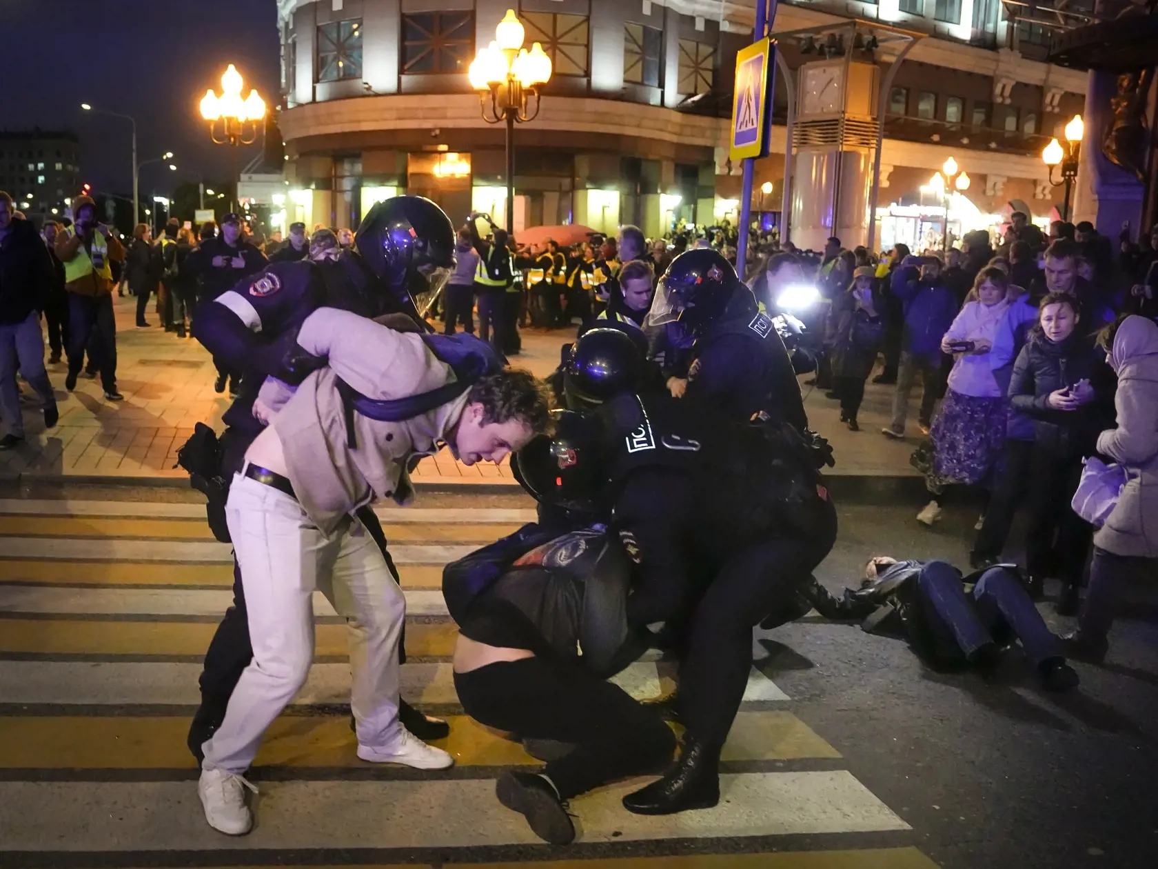KK42 Moskva - Policajti zatýkajú demonštrantov počas protestu proti mobilizácii 21. septembra 2022 v Moskve. Viac než 650 demonštrantov už zatkli v 30 mestách v Rusku na protestoch proti čiastočnej mobilizácii, ktorú v stredu vo svojom prejave oznámil prezident Vladimir Putin. FOTO TASR/AP
Riot police detain demonstrators during a protest against mobilization in Moscow, Russia, Wednesday, Sept. 21, 2022. Russian President Vladimir Putin has ordered a partial mobilization of reservists in Russia,