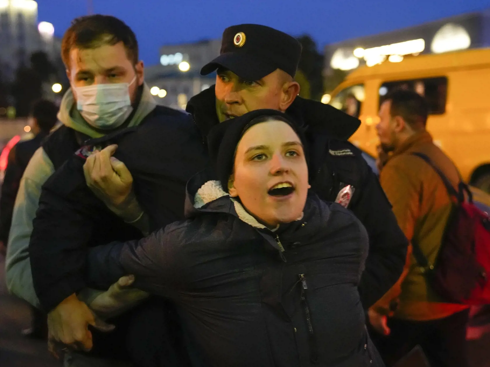 KK44 Moskva - Policajti zatýkajú demonštrantov počas protestu proti mobilizácii 21. septembra 2022 v Moskve. Viac než 650 demonštrantov už zatkli v 30 mestách v Rusku na protestoch proti čiastočnej mobilizácii, ktorú v stredu vo svojom prejave oznámil prezident Vladimir Putin. FOTO TASR/AP
Riot police detain a demonstrator during a protest against mobilization in Moscow, Russia, Wednesday, Sept. 21, 2022. Russian President Vladimir Putin has ordered a partial mobilization of reservists in Russia