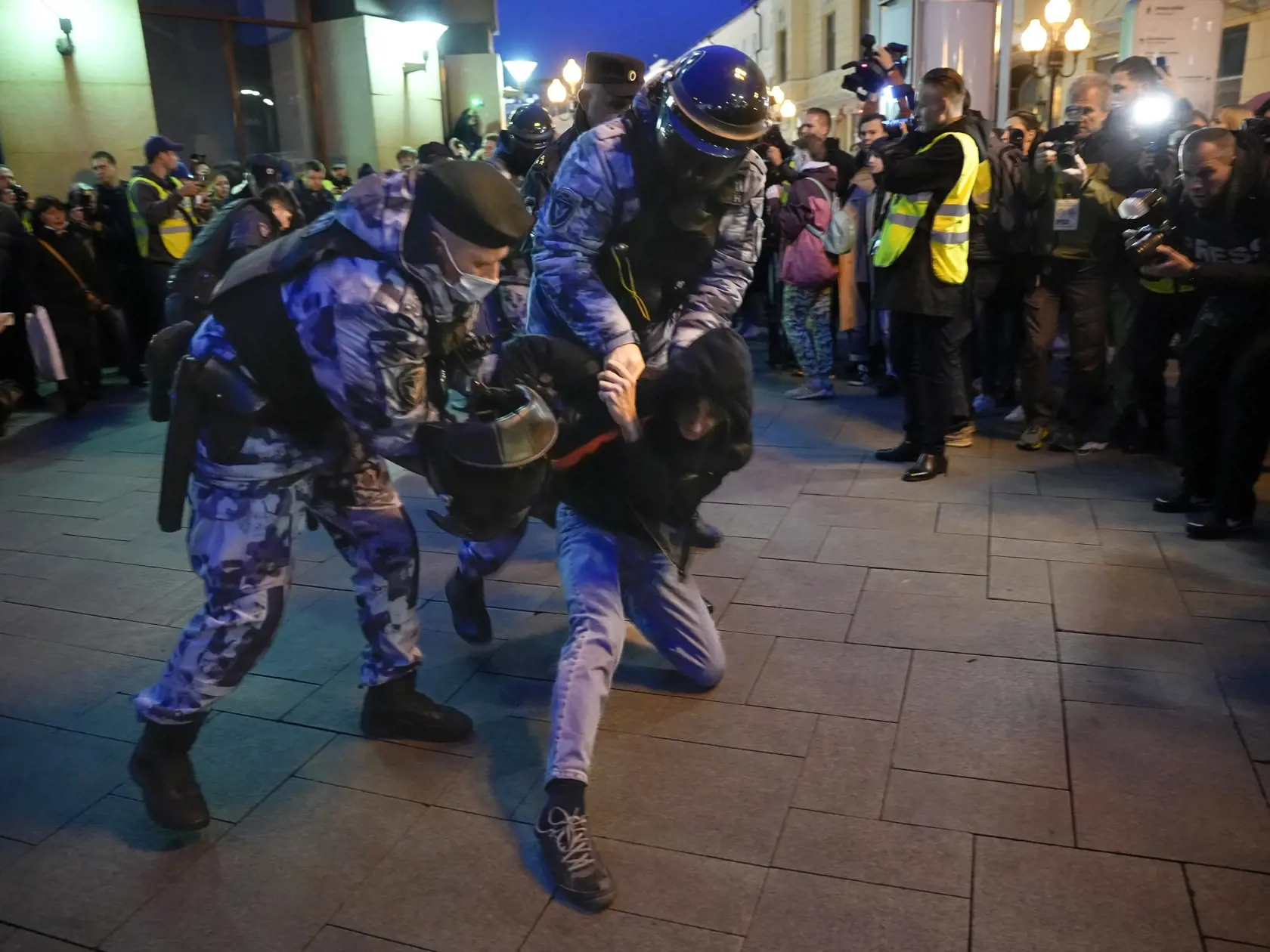 KK43 Moskva - Policajti zatýkajú demonštranta počas protestu proti mobilizácii 21. septembra 2022 v Moskve. Viac než 650 demonštrantov už zatkli v 30 mestách v Rusku na protestoch proti čiastočnej mobilizácii, ktorú v stredu vo svojom prejave oznámil prezident Vladimir Putin. FOTO TASR/AP
Riot police detain a demonstrator during a protest against mobilization in Moscow, Russia, Wednesday, Sept. 21, 2022. Russian President Vladimir Putin has ordered a partial mobilization of reservists in Russia,