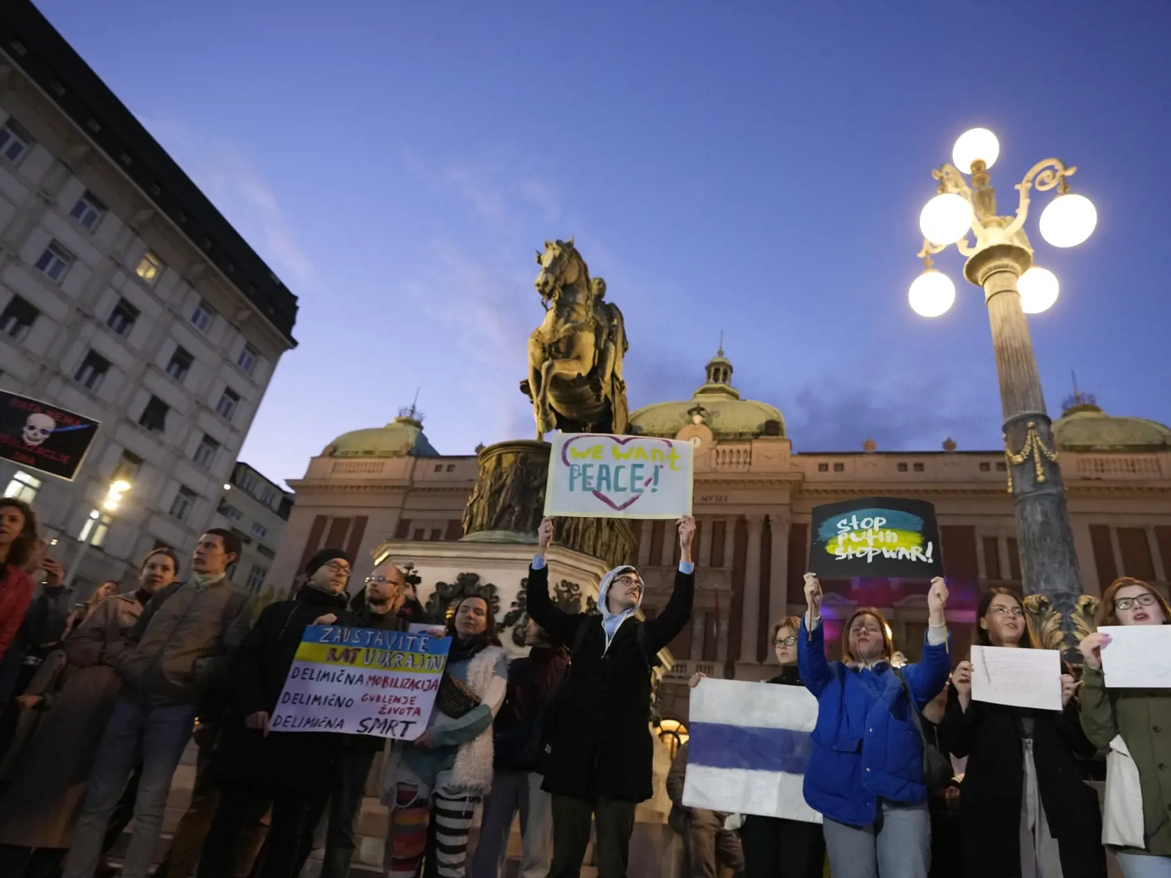 KK51 Belehrad - Na snímke ľudia protestujú proti mobilizácii, ktorú vyhlásil ruský prezident Vladimir Putin, 21. septembra 2022 v Belehrade.  Putin v stredu ráno vyhlásil čiastočnú mobilizáciu pred uskutočnením referend v Moskvou ovládaných oblastiach na východe a juhu Ukrajiny o pripojení k Rusku. FOTO TASR/AP
People attend a protest against the mobilization announced by Russian President Vladimir Putin, in Belgrade, Serbia, Wednesday, Sept. 21, 2022. Russian President Vladimir Putin has ordere