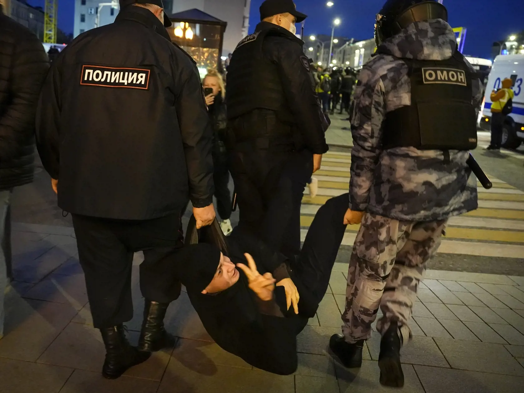 KK41 Moskva - Policajti zatýkajú demonštranta počas protestu proti mobilizácii 21. septembra 2022 v Moskve. Viac než 650 demonštrantov už zatkli v 30 mestách v Rusku na protestoch proti čiastočnej mobilizácii, ktorú v stredu vo svojom prejave oznámil prezident Vladimir Putin. FOTO TASR/AP
Police detain a demonstrator during a protest against mobilization in Moscow, Russia, Wednesday, Sept. 21, 2022. Russian President Vladimir Putin has ordered a partial mobilization of reservists in Russia, effe