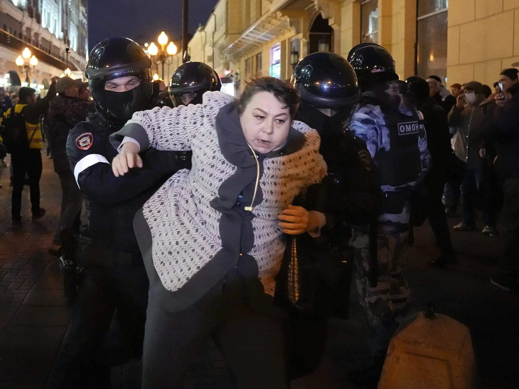 KK45 Moskva - Policajti zatýkajú ženu počas protestu proti mobilizácii 21. septembra 2022 v Moskve. Viac než 650 demonštrantov už zatkli v 30 mestách v Rusku na protestoch proti čiastočnej mobilizácii, ktorú v stredu vo svojom prejave oznámil prezident Vladimir Putin. FOTO TASR/AP
Riot police detain a woman during a protest against mobilization in Moscow, Russia, Wednesday, Sept. 21, 2022. Russian President Vladimir Putin has ordered a partial mobilization of reservists in Russia, effective imme