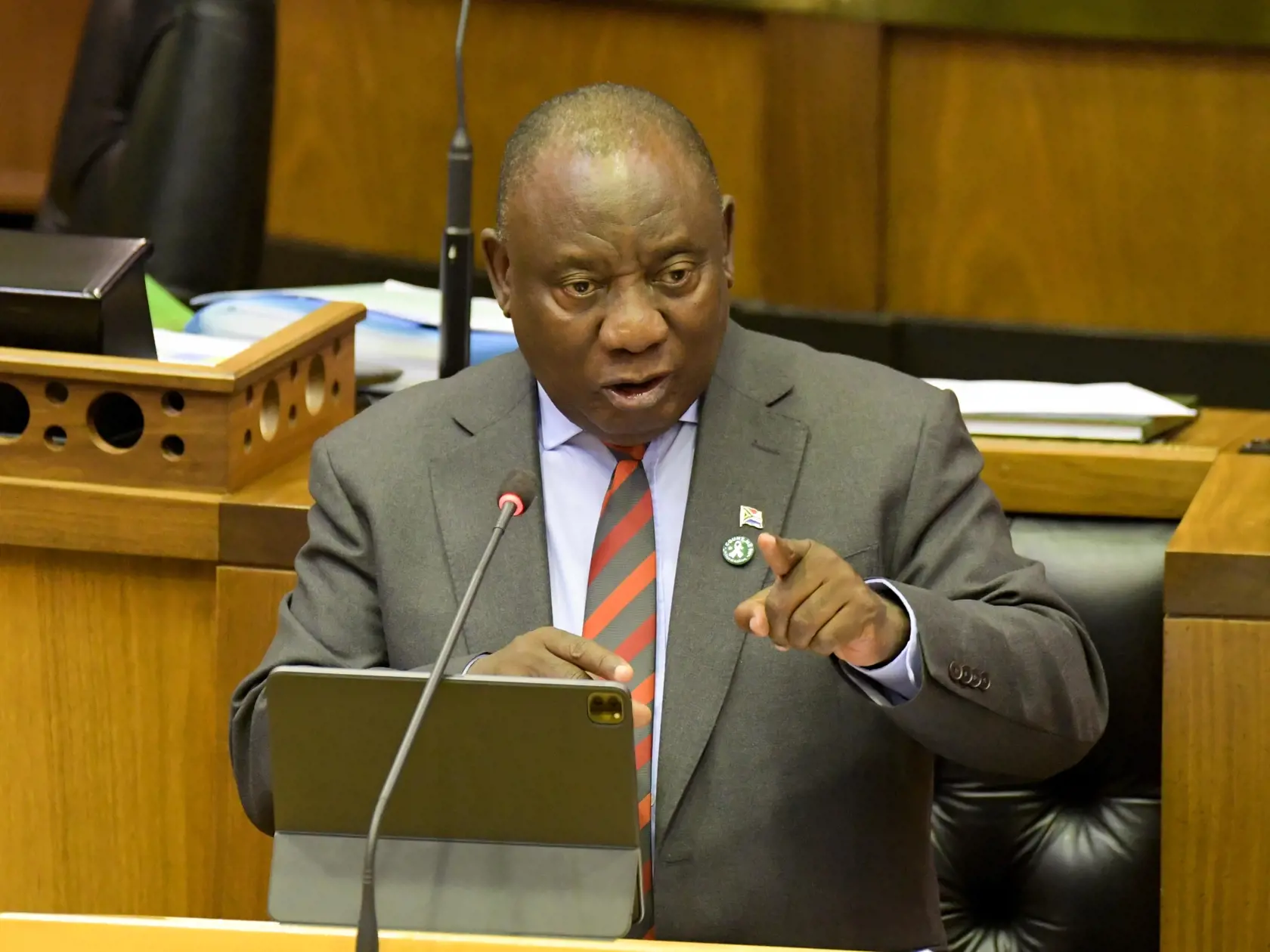 Prezident JAR Cyril Ramaphosa tvrdí, že jediná cesta, ako poraziť omikron, je očkovanie.