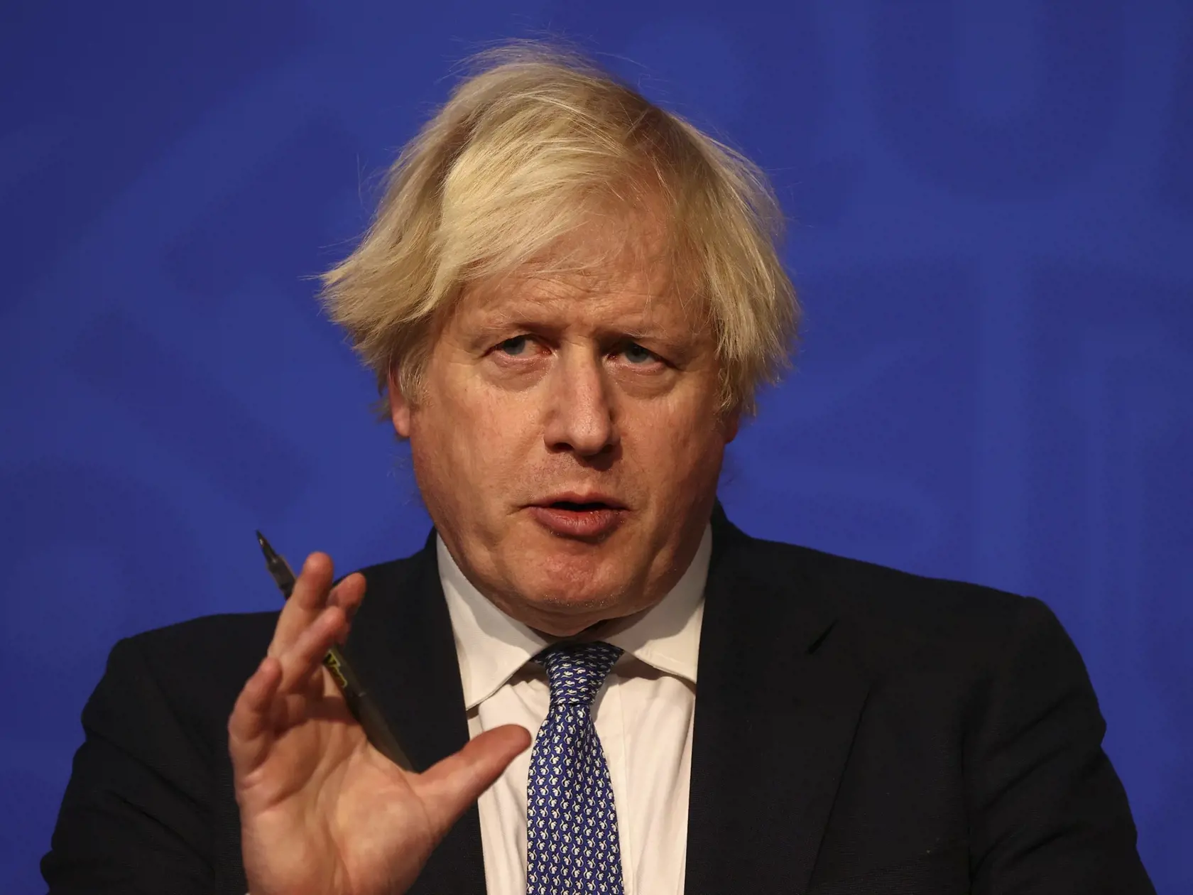 KK7 Londýn - Britský premiér Boris Johnson hovorí počas tlačovej konferencie 8. decembra 2021 v Londýne. Britská vláda pre nárast prípadov koronavírusového variantu omikron sprísňuje niektoré pandemické opatrenia a od pondelka opätovne nariaďuje prácu z domu. Oznámil to v stredu britský premiér Boris Johnson. Premiér tieto nové opatrenia označil za "plán B" na porazenie covidu počas zimy. Už od piatku bude povinné nosenie rúšok na väčšine verejných miest vrátane divadiel a kín. FOTO TASR/AP
