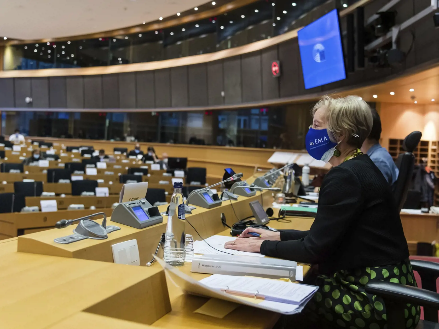 KK35 Brusel - Riaditeľka Európska agentúra pre lieky (EMA) Emer Cookeová hovorí na pôde Európskeho parlamentu 30. novembra 2021 v Bruseli. EM  by mohla v prípade potreby schváliť vakcíny proti COVID-19 prispôsobené na nový variant omikron do troch až štyroch mesiacov. Uviedla to v utorok riaditeľka EMA Emer Cookeová. FOTO TASR/AP