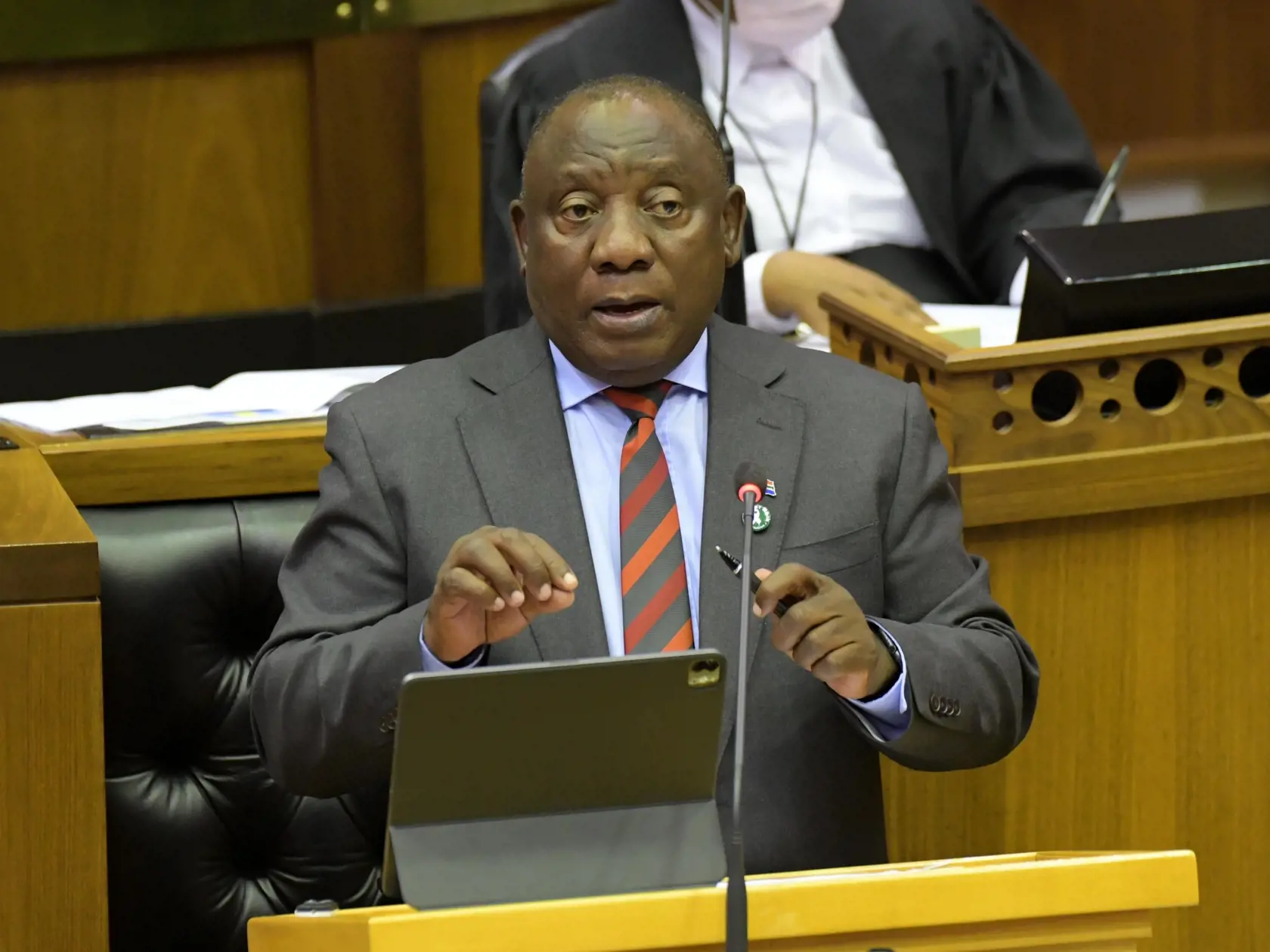 Prezident JAR Cyril Ramaphosa tvrdí, že jediná cesta, ako poraziť omikron, je očkovanie.