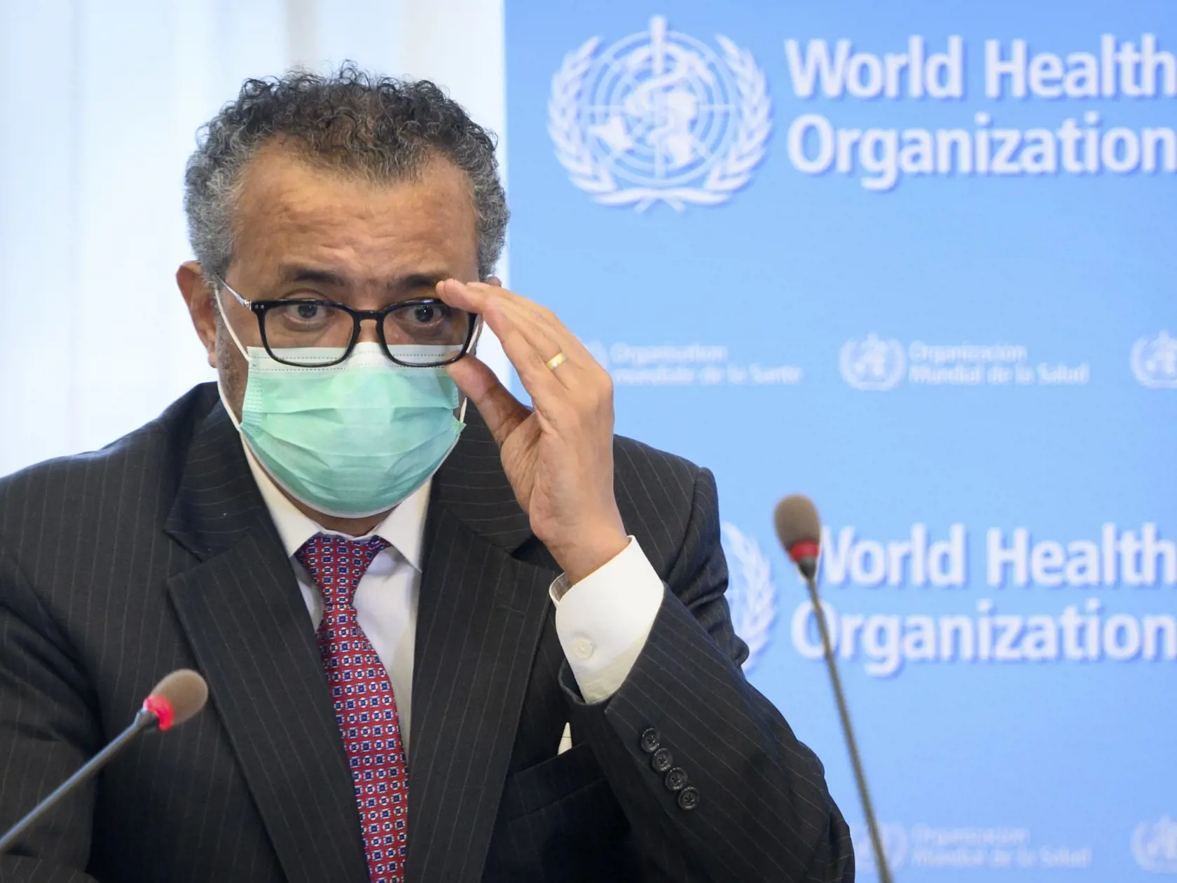 Generálny riaditeľ Svetovej zdravotníckej organizácie (WHO) Tedros Adhanom Ghebreyesus: Variant koronavírusu omikron sa pravdepodobne medzinárodne rozšíri a predstavuje "veľmi vysoké" globálne riziko nárastu infekcií, ktoré môže mať "závažné následky" pre niektoré oblasti.
