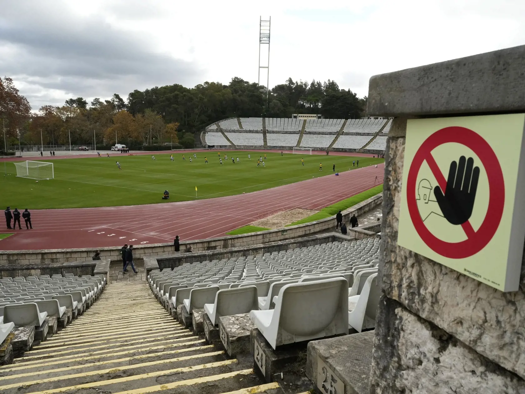 WA 41 Lisabon - Na snímke futbalový zápas na štadióne na predmestí Lisabonu v pondelok 29. novembra 2021. V prvoligovom portugalskom futbalovom klube Belenenses Lisabon sa rozšíril nový variant koronavírusu omikron. Nakazených je ním trinásť členov klubu vrátane hráčov. Ide o prvé prípady nákazy novým variantom v krajine. V sobotnom derby nastúpil tím proti Benfice Lisabon len s deviatimi hráčmi bez náhradníkov a trénerov, pričom ich náhradný brankár Joao Monteiro hral v poli.
