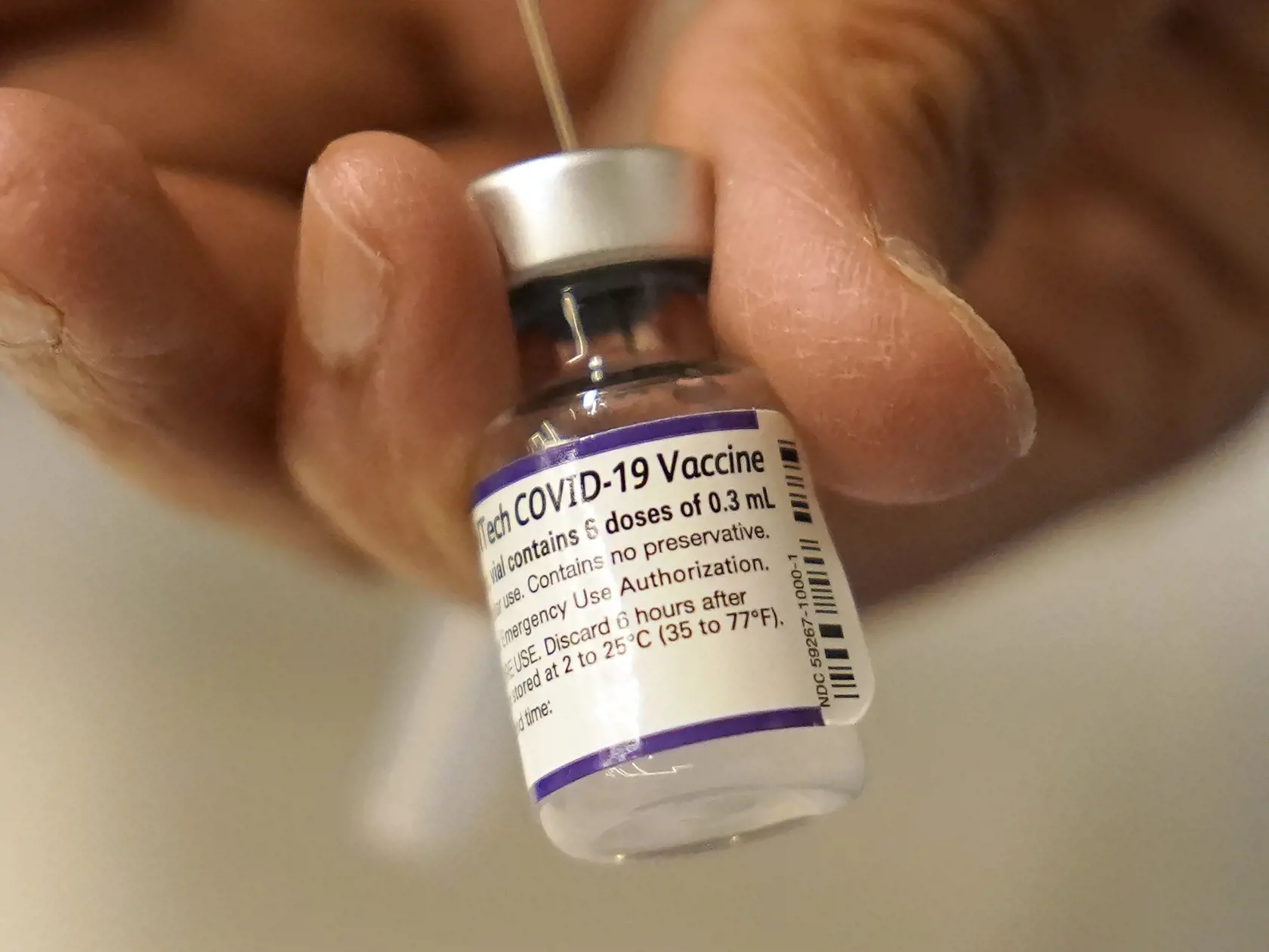 JB 1 Worcester - Dr. Manjul Shukla drží ampulku s vakcínou proti ochoreniu COVID-19 od spoločnosti Pfizer/Biontech počas očkovania v mobilnom vakcinačnom centre v americkom meste Worcester 2. decembra 2021. Protilátky, vytvorené po očkovaní dvoma dávkami vakcíny od konzorcia Pfizer/BioNTech, by mohli byť 20- až 40-krát menej účinné proti novému koronavírusovému variantu omikron. Potrebná je aj tretia dávka.
