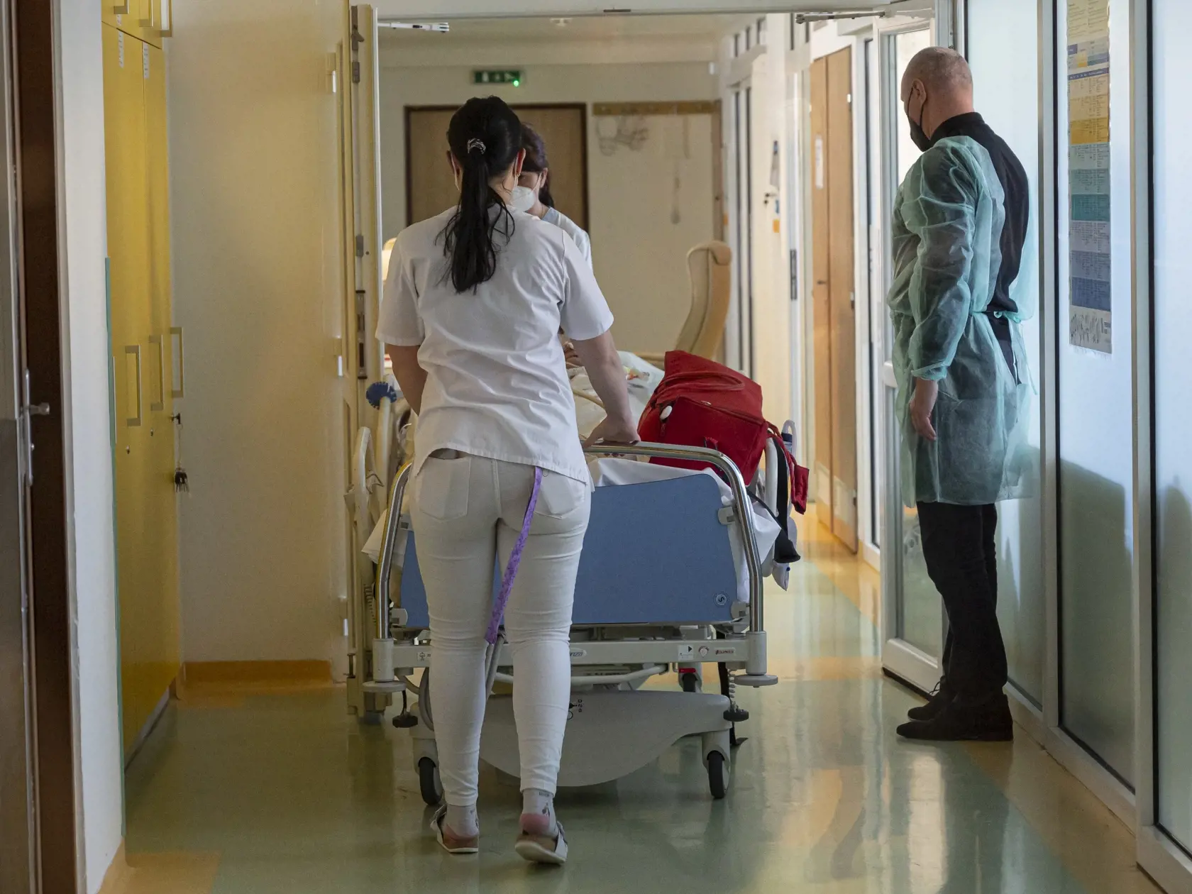 Ak sa omikronom nakazí naraz veľmi veľa ľudí, nemocnice sa opäť môžu zaplniť, preto je dôležité sa nechať čo najskôr zaočkovať aj treťou dávkou.