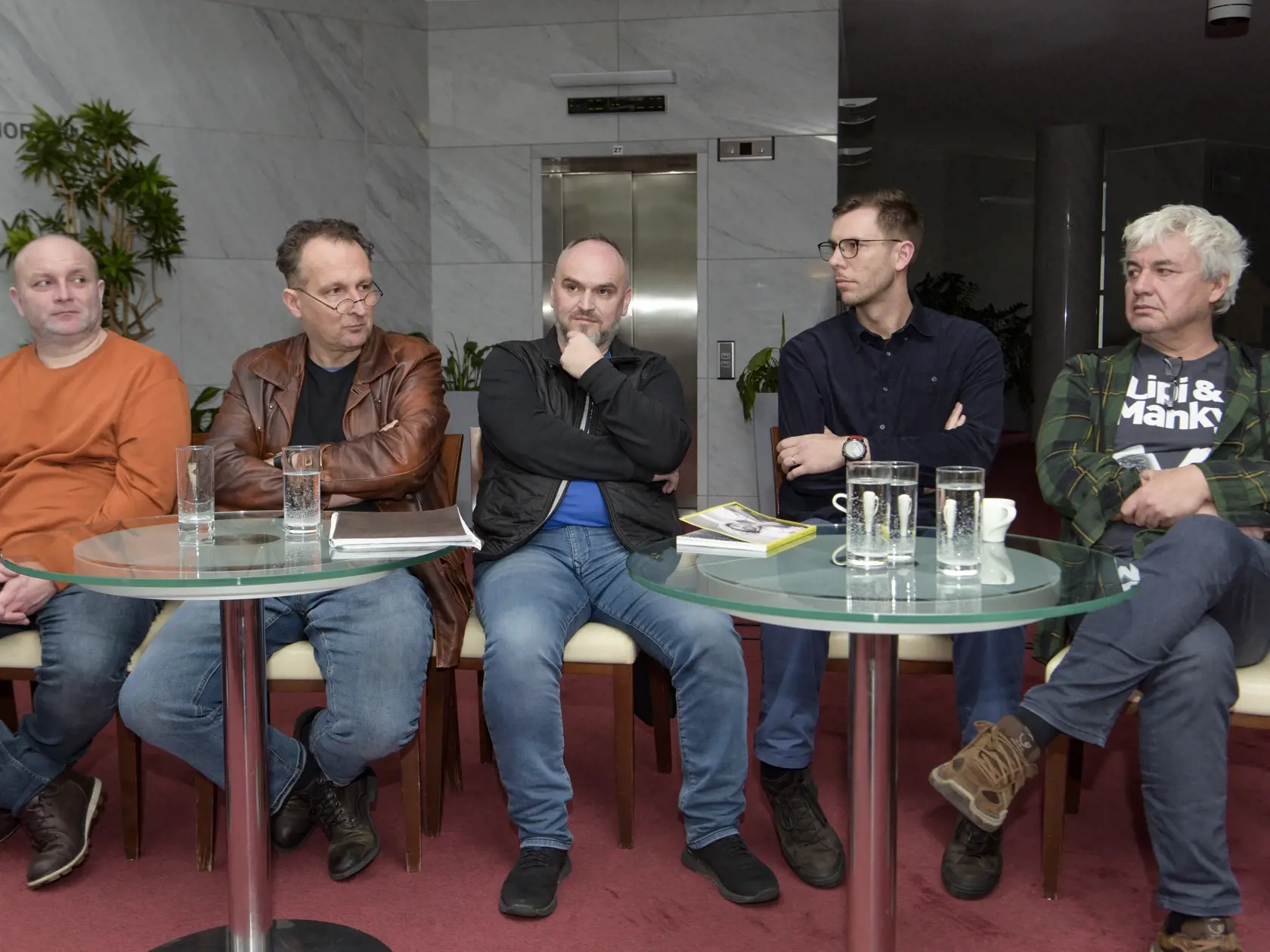Na snímke zľava herec Gregor Hološka, režisér Rastislav Ballek, dramaturg Peter Pavlac, scénograf Michal Lošonský, dramaturg Róbert Mankovecký počas tlačovej konferencie Činohry SND k premiére hry Kocúrkovo 2. februára 2023 v Bratislave.